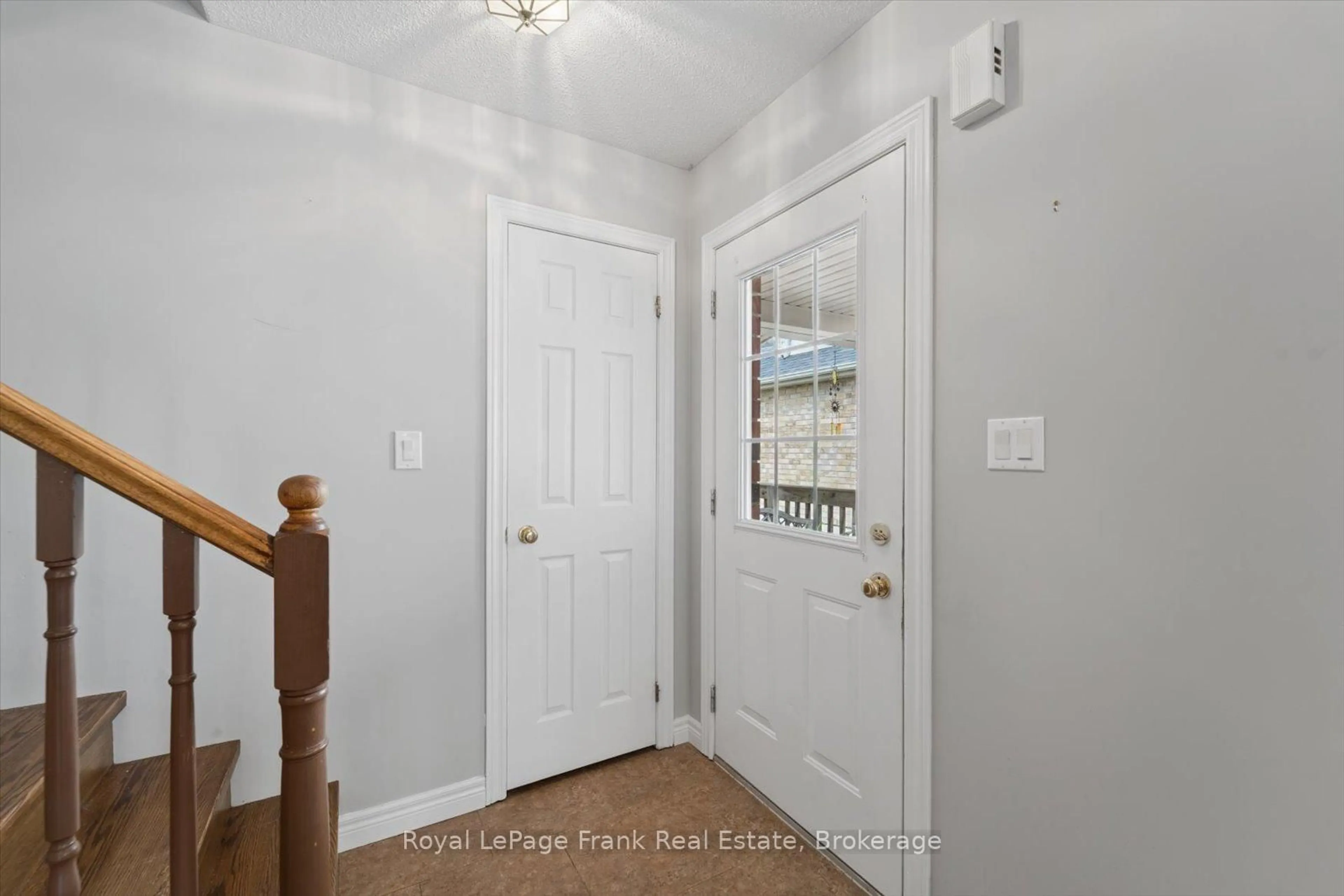 Indoor entryway for 31 Lang Crt, Kawartha Lakes Ontario K9V 6E5