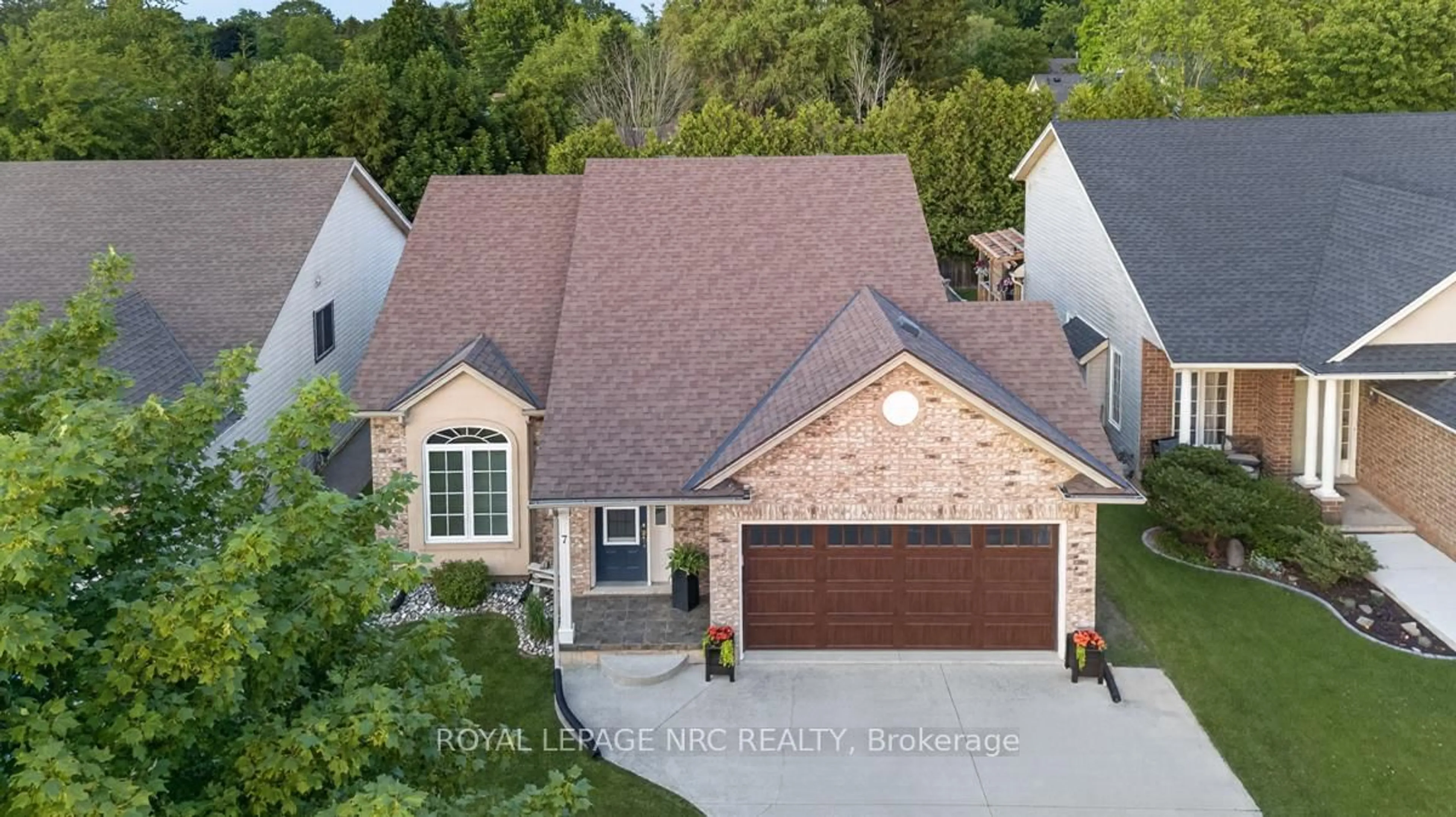 A pic from outside/outdoor area/front of a property/back of a property/a pic from drone, street for 7 Mason Dr, Pelham Ontario L3E 0N9