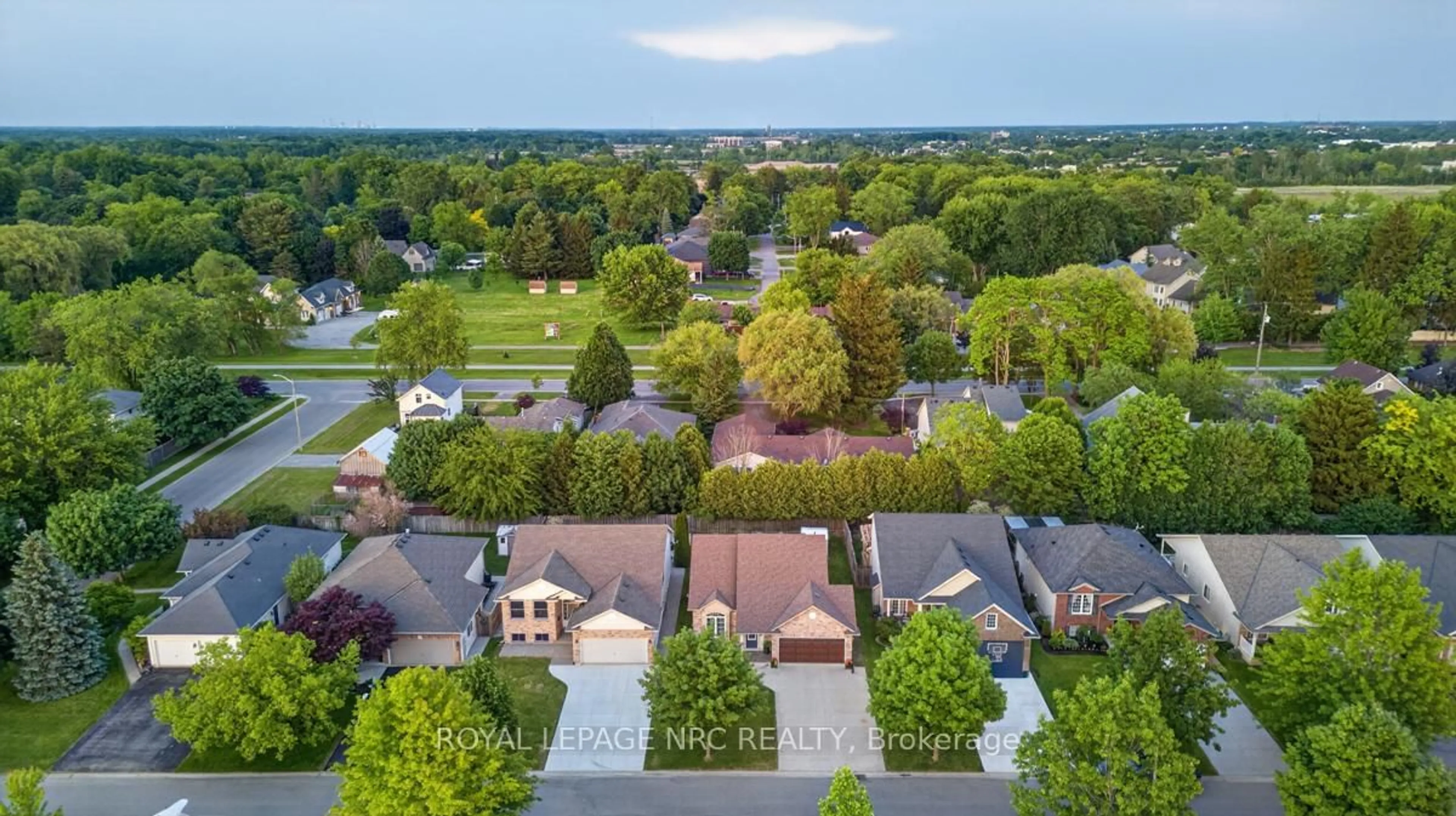 A pic from outside/outdoor area/front of a property/back of a property/a pic from drone, city buildings view from balcony for 7 Mason Dr, Pelham Ontario L3E 0N9