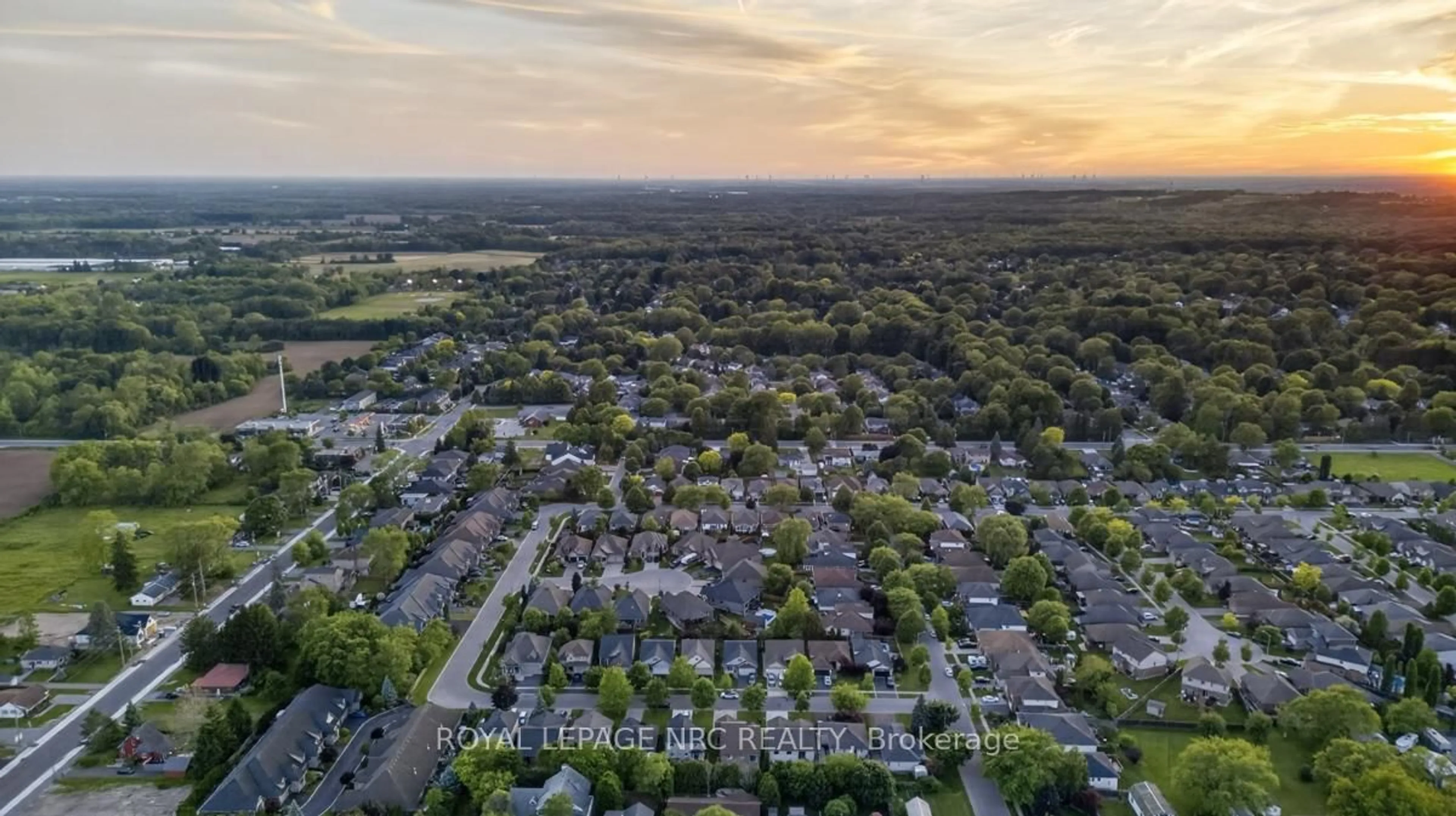 A pic from outside/outdoor area/front of a property/back of a property/a pic from drone, street for 7 Mason Dr, Pelham Ontario L3E 0N9