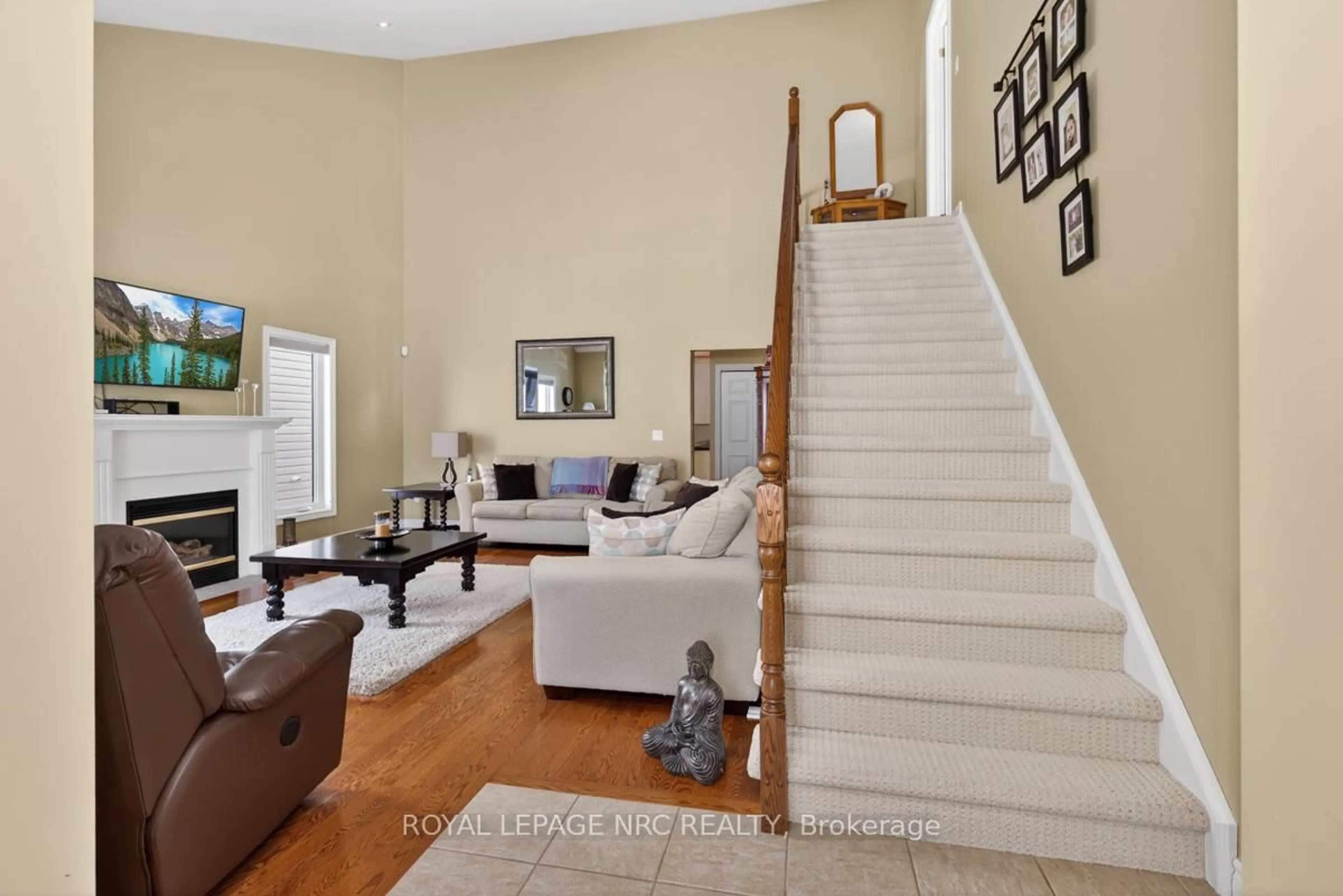 Living room with furniture, unknown for 7 Mason Dr, Pelham Ontario L3E 0N9