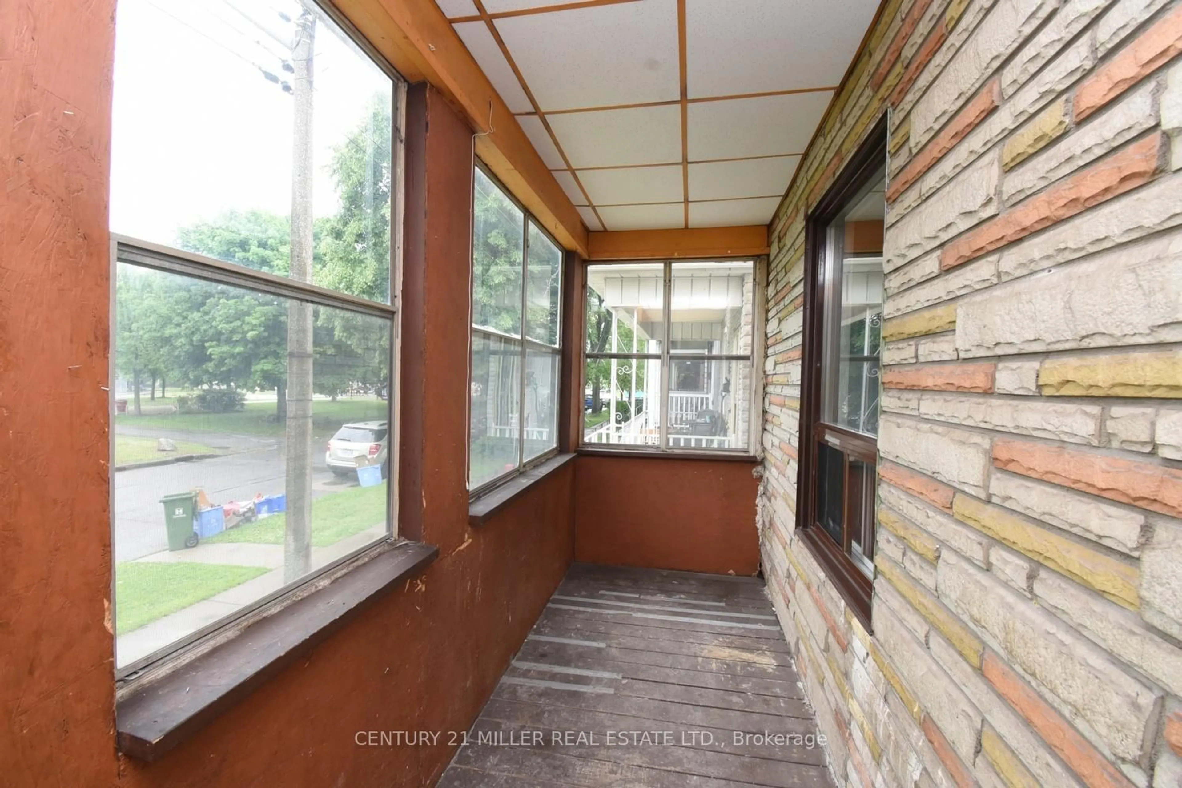 Patio, street for 86 Mars Ave, Hamilton Ontario L8L 3W1