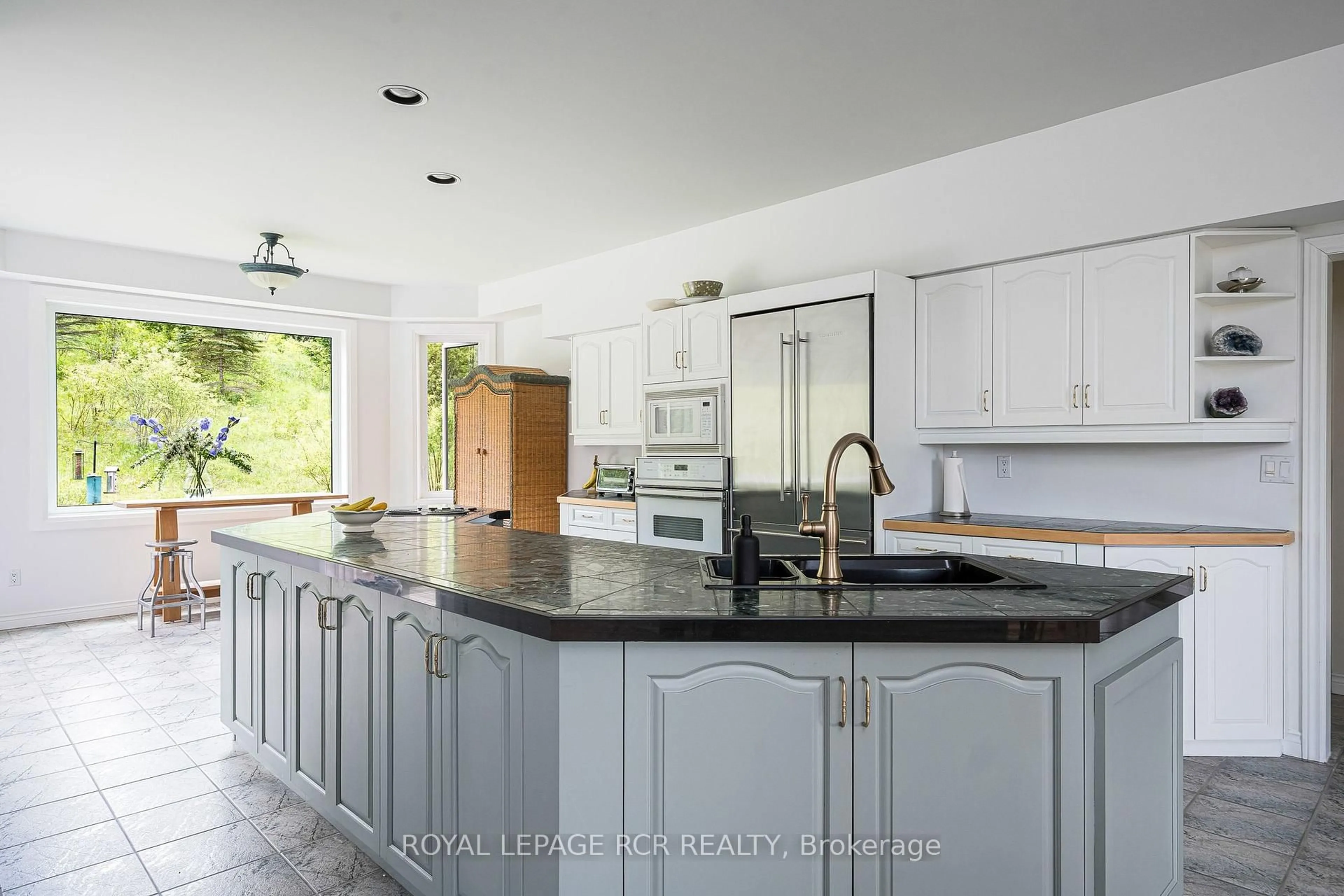 Open concept kitchen, ceramic/tile floor for 529648 Osprey-The Blue Mountains Townline, Grey Highlands Ontario L0M 1P0