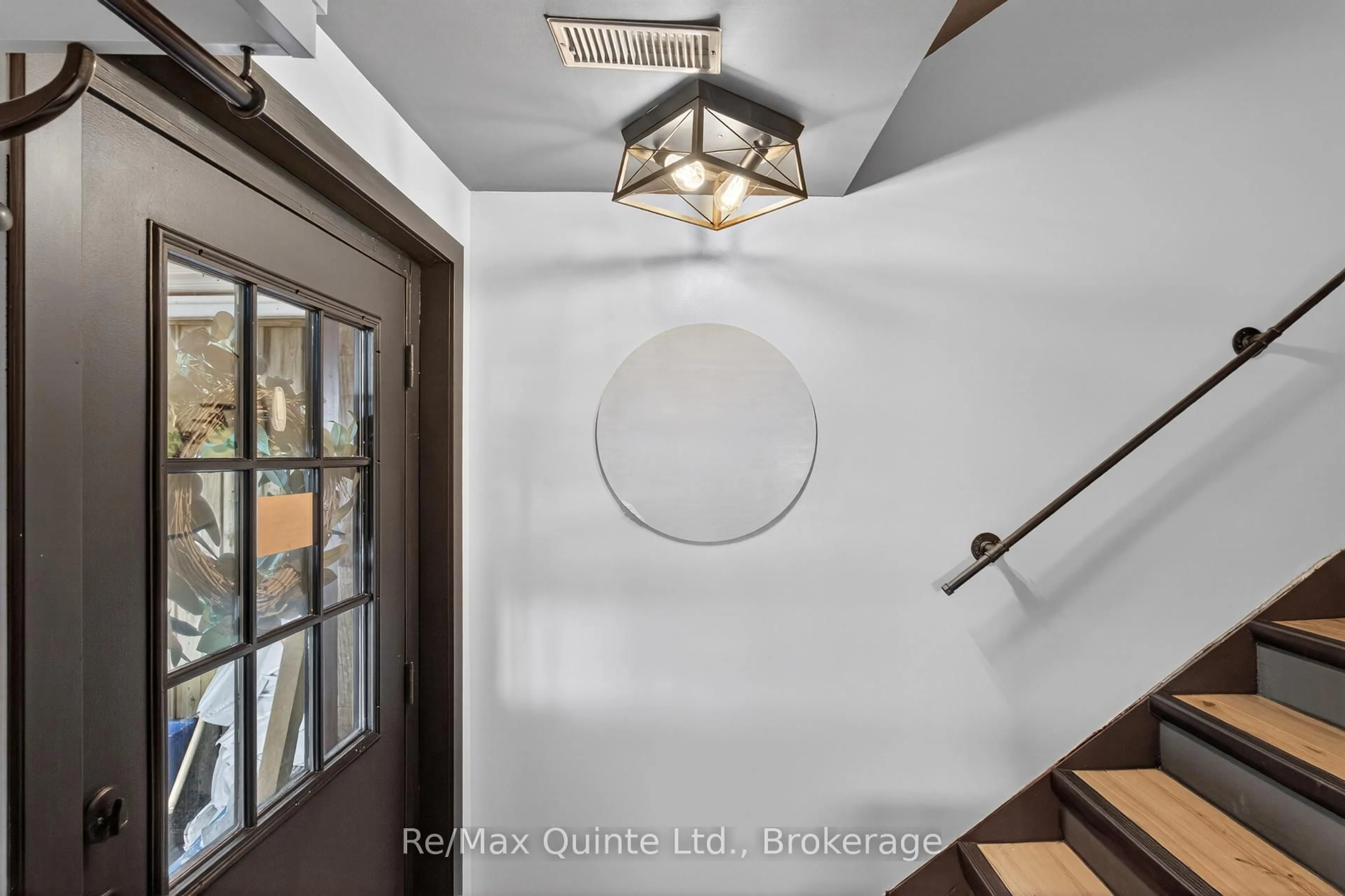 Indoor entryway for 87 Sutherland Rd, Stirling Ontario K0K 3E0