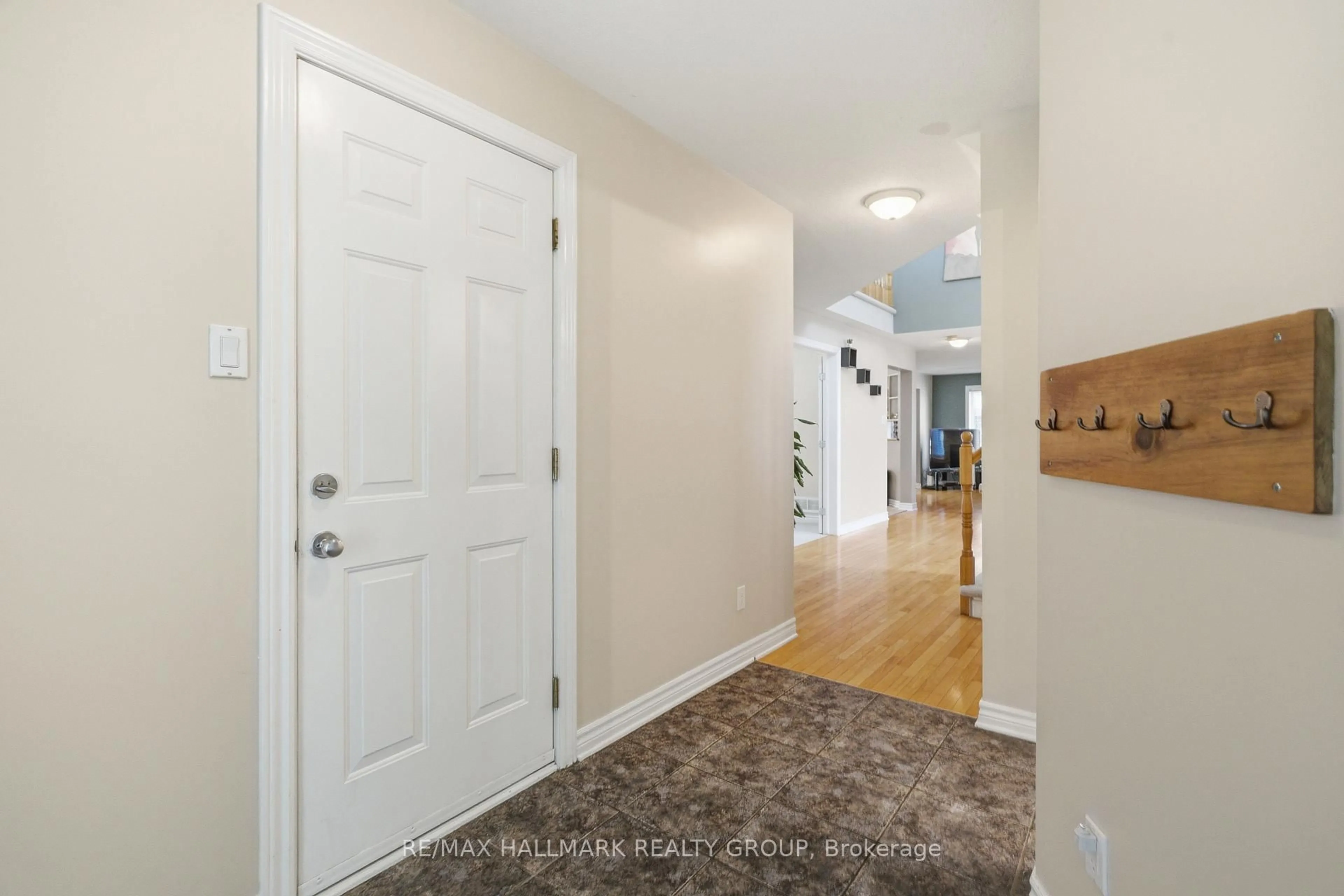 Indoor entryway for 800 Long Point Circ, Ottawa Ontario K1T 4H6