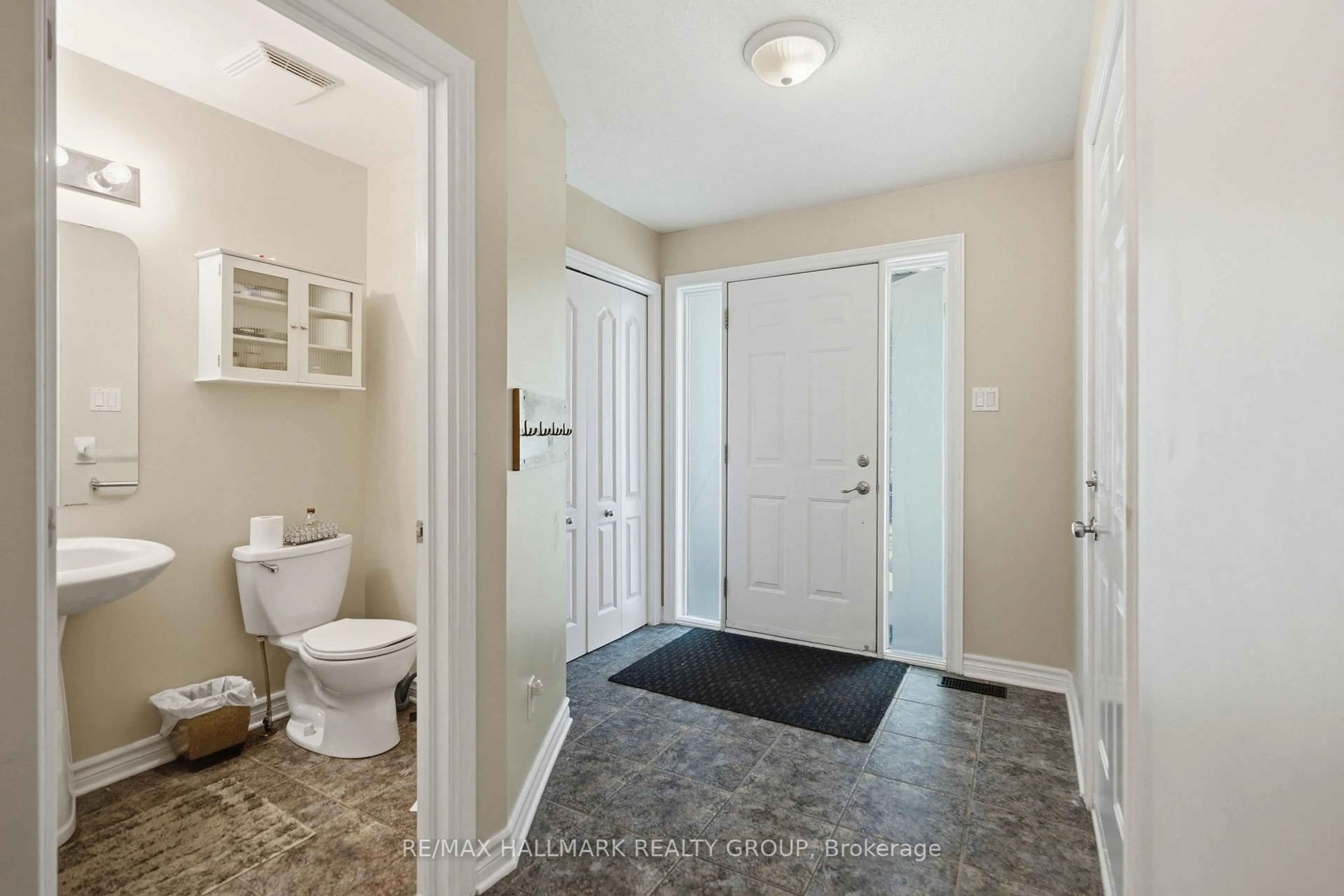Indoor entryway for 800 Long Point Circ, Ottawa Ontario K1T 4H6