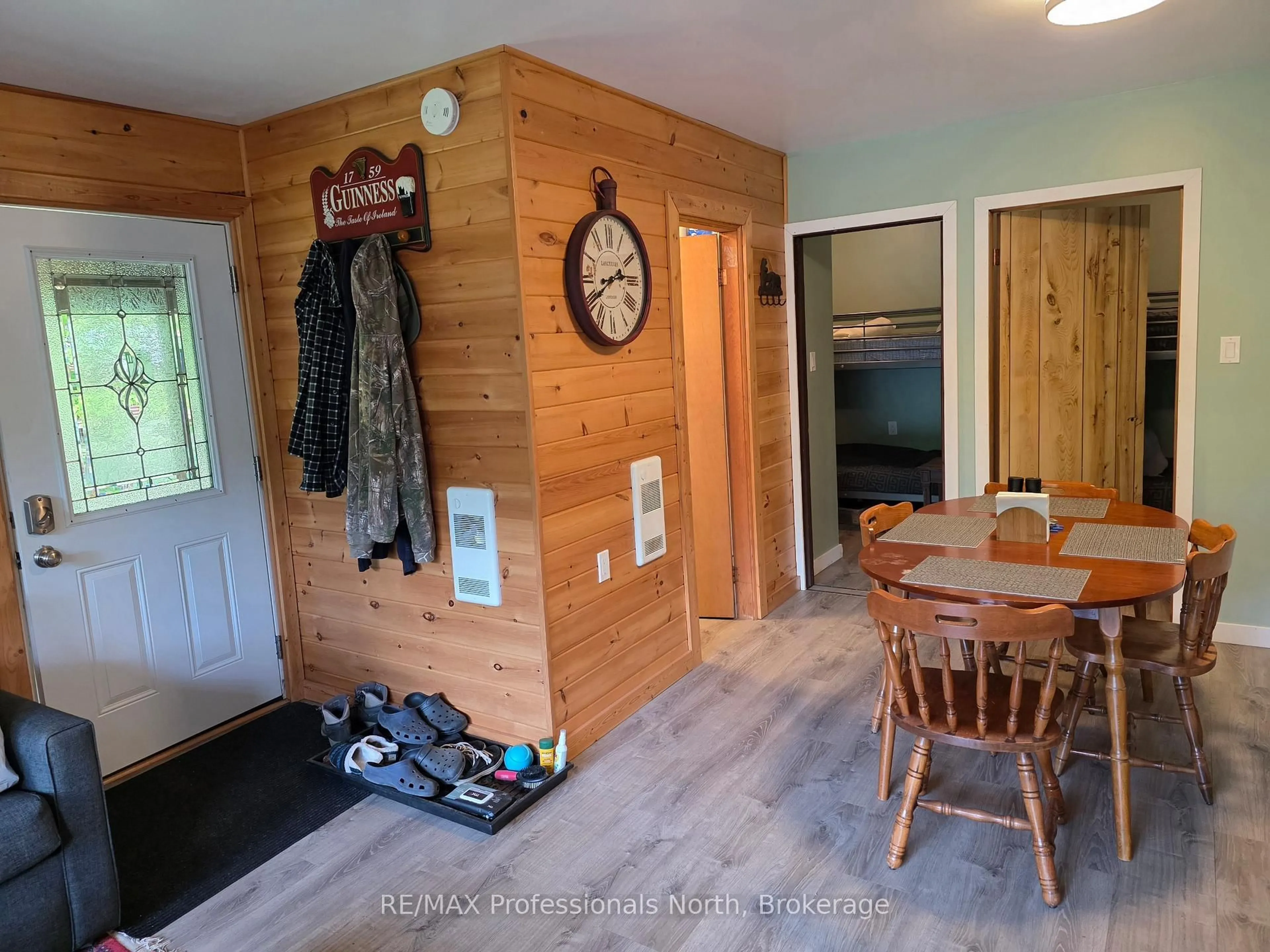 Indoor entryway for 38 ROBERT Rd, Huntsville Ontario P1H 2J4