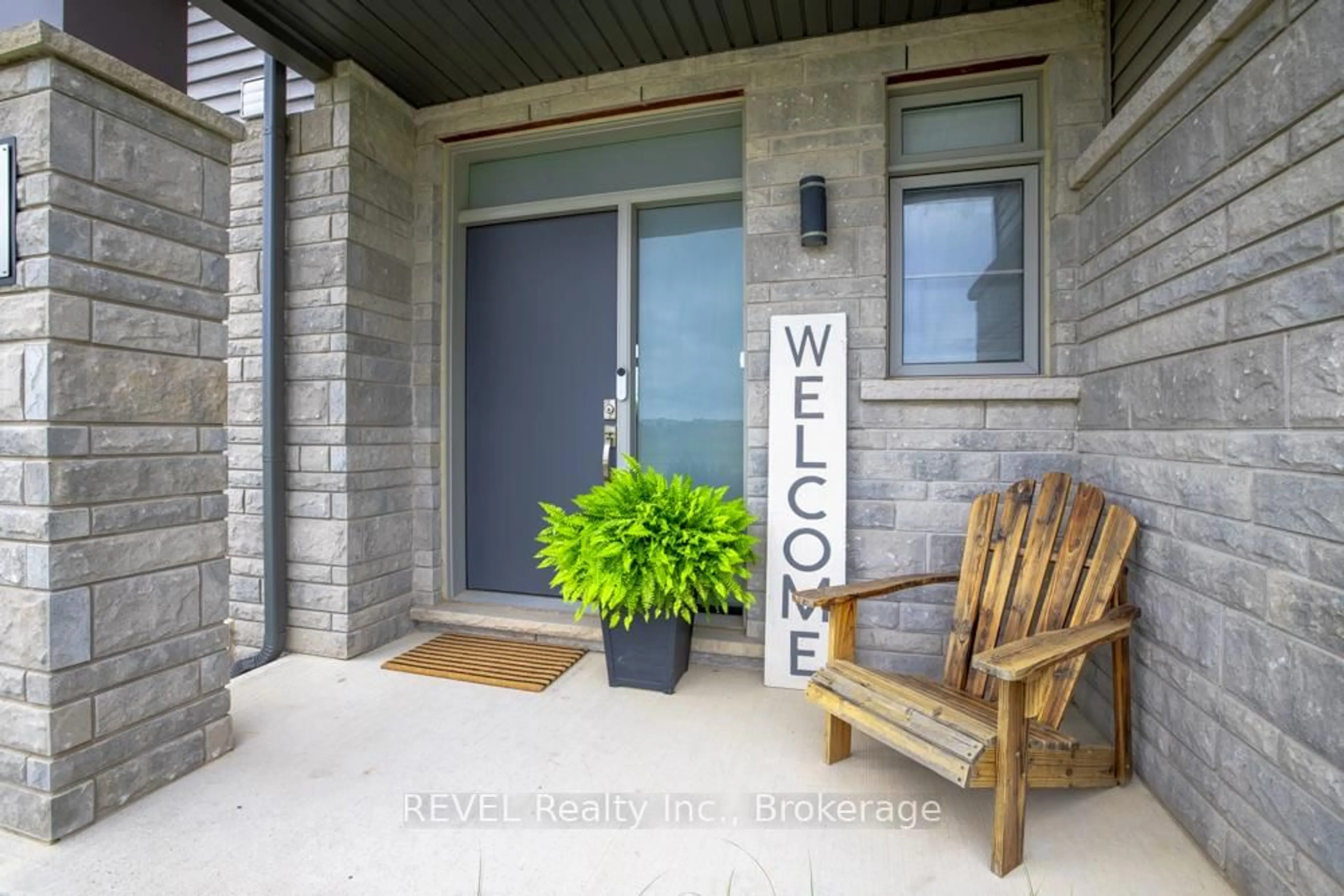 Indoor entryway for 68 Summersides Blvd, Pelham Ontario L3E 0B2
