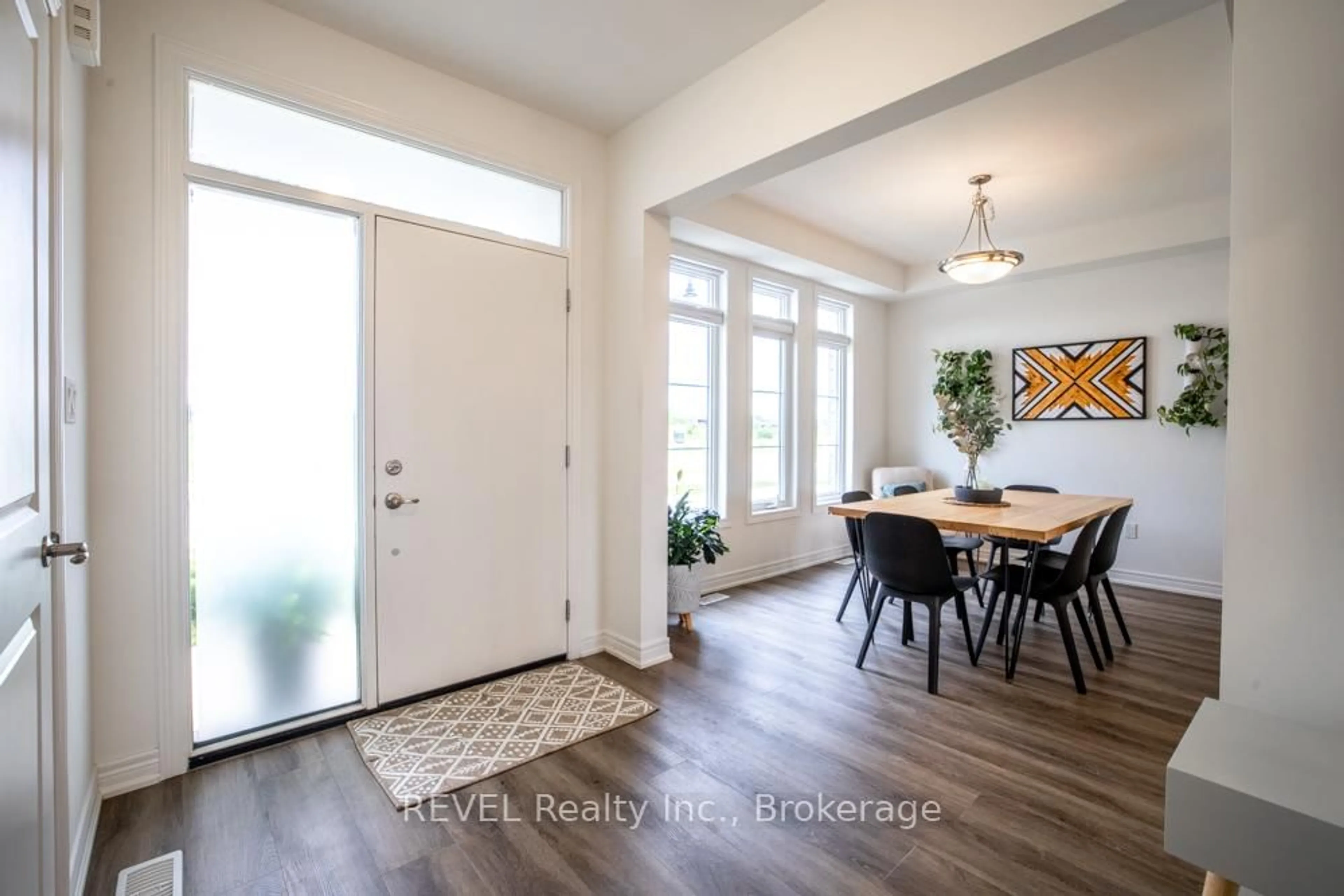 Indoor entryway for 68 Summersides Blvd, Pelham Ontario L3E 0B2