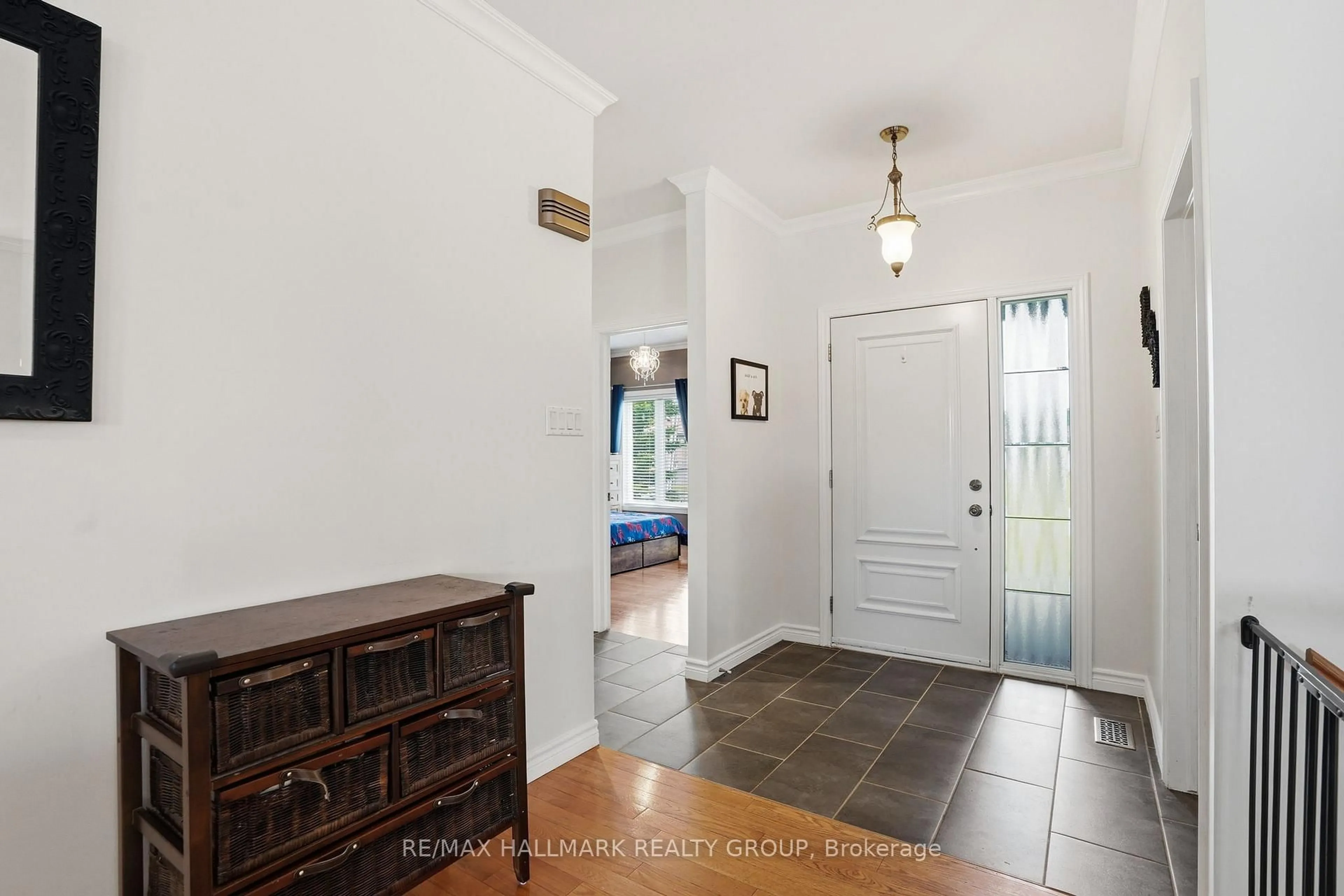 Indoor entryway for 1028 Laviolette St, Clarence-Rockland Ontario K4K 1B8