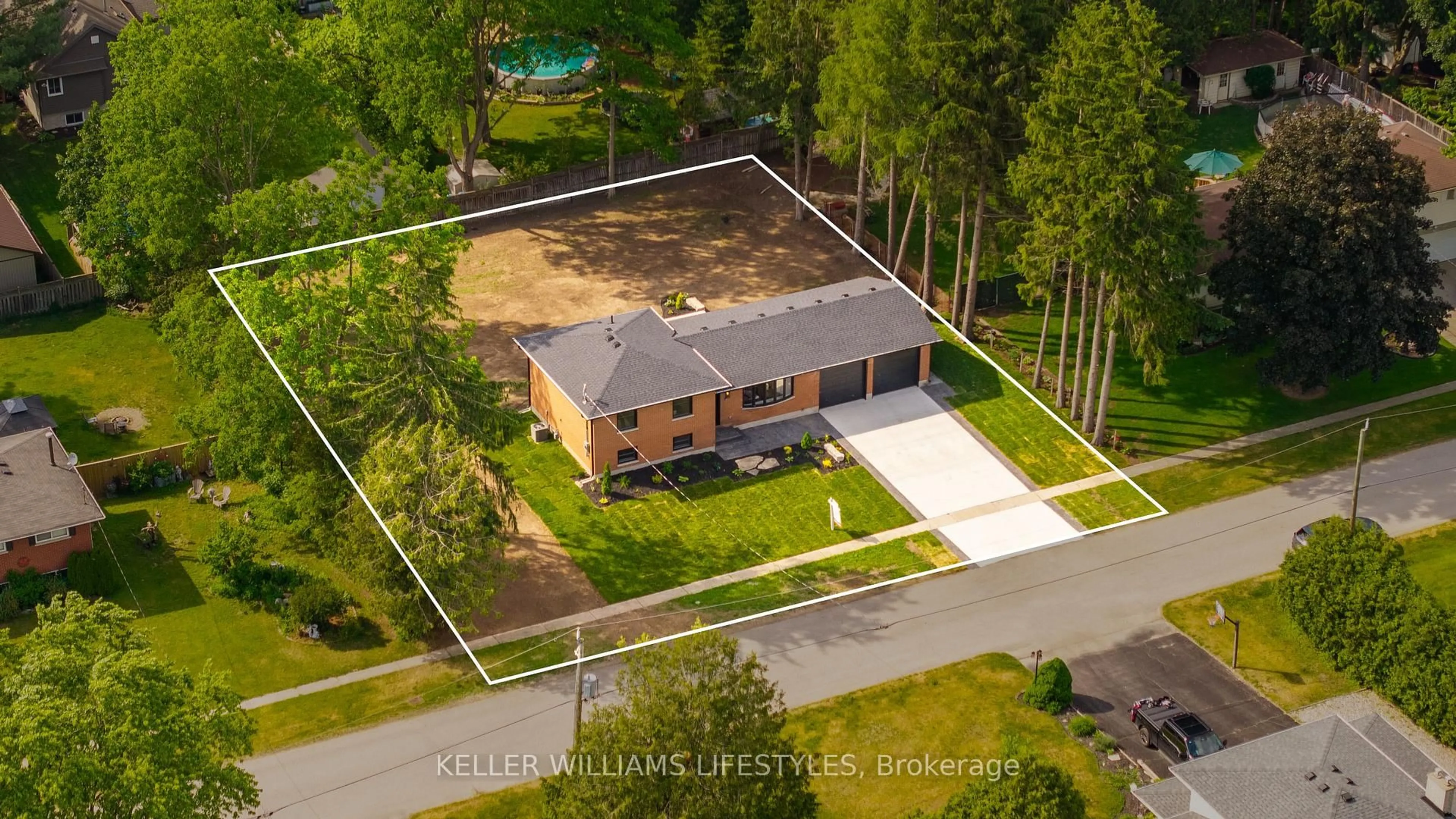 A pic from outside/outdoor area/front of a property/back of a property/a pic from drone, street for 572 Churchill Cres, Strathroy-Caradoc Ontario N0L 1W0
