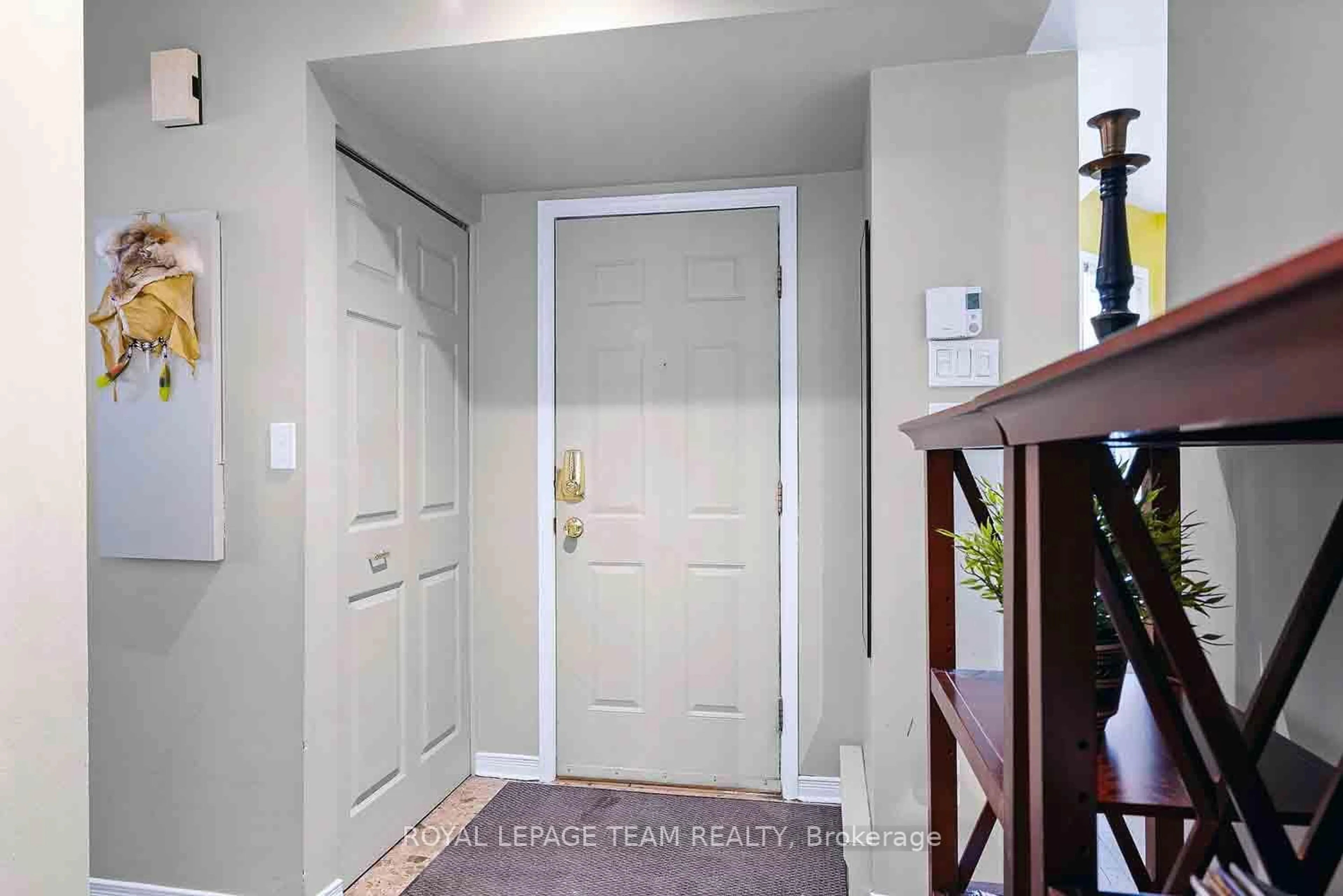 Indoor entryway for 220 Wilbrod Ave #2, Ottawa Ontario K1N 6L6