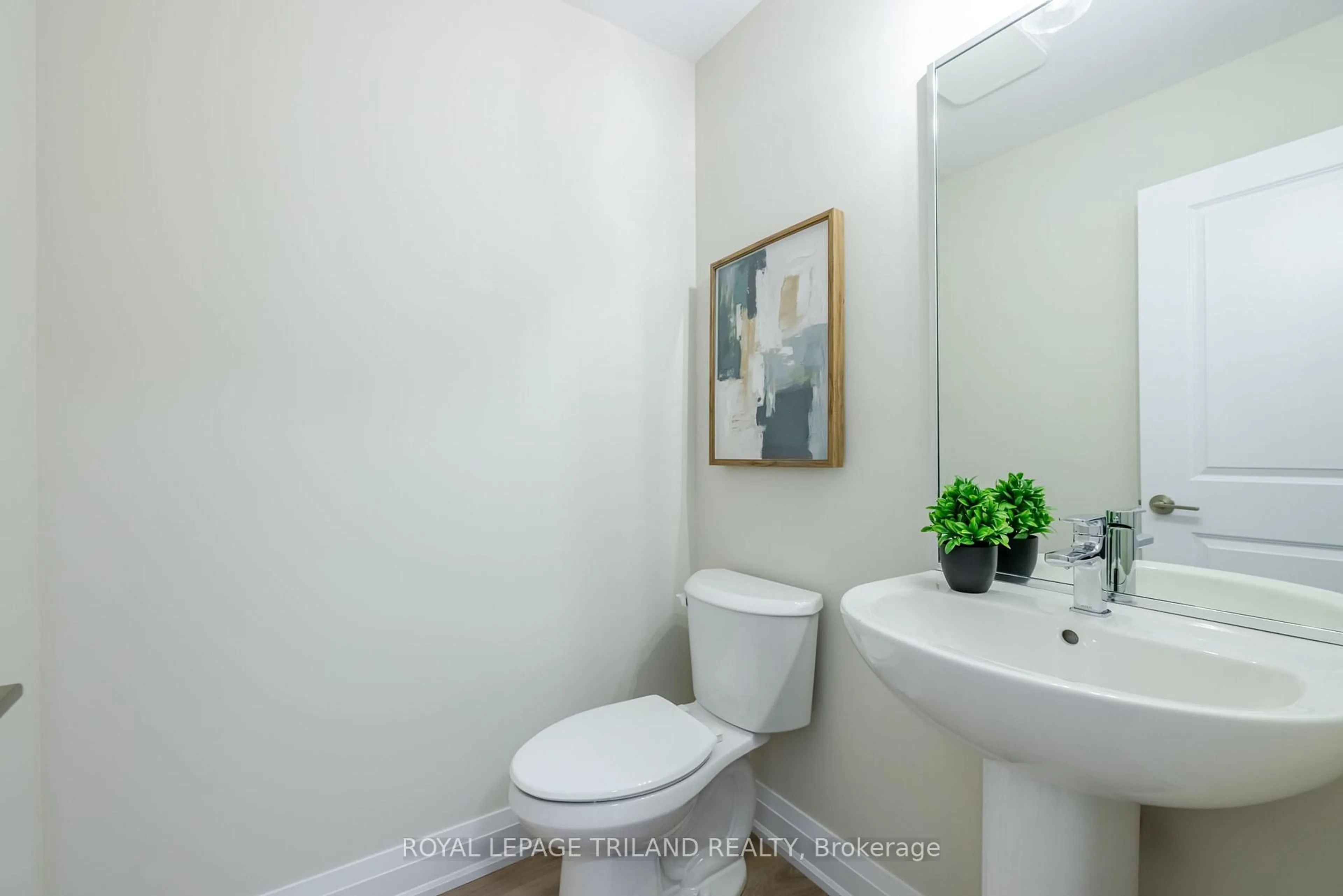 Standard bathroom, ceramic/tile floor for 768 Banyan Lane, London North Ontario N6G 0A6