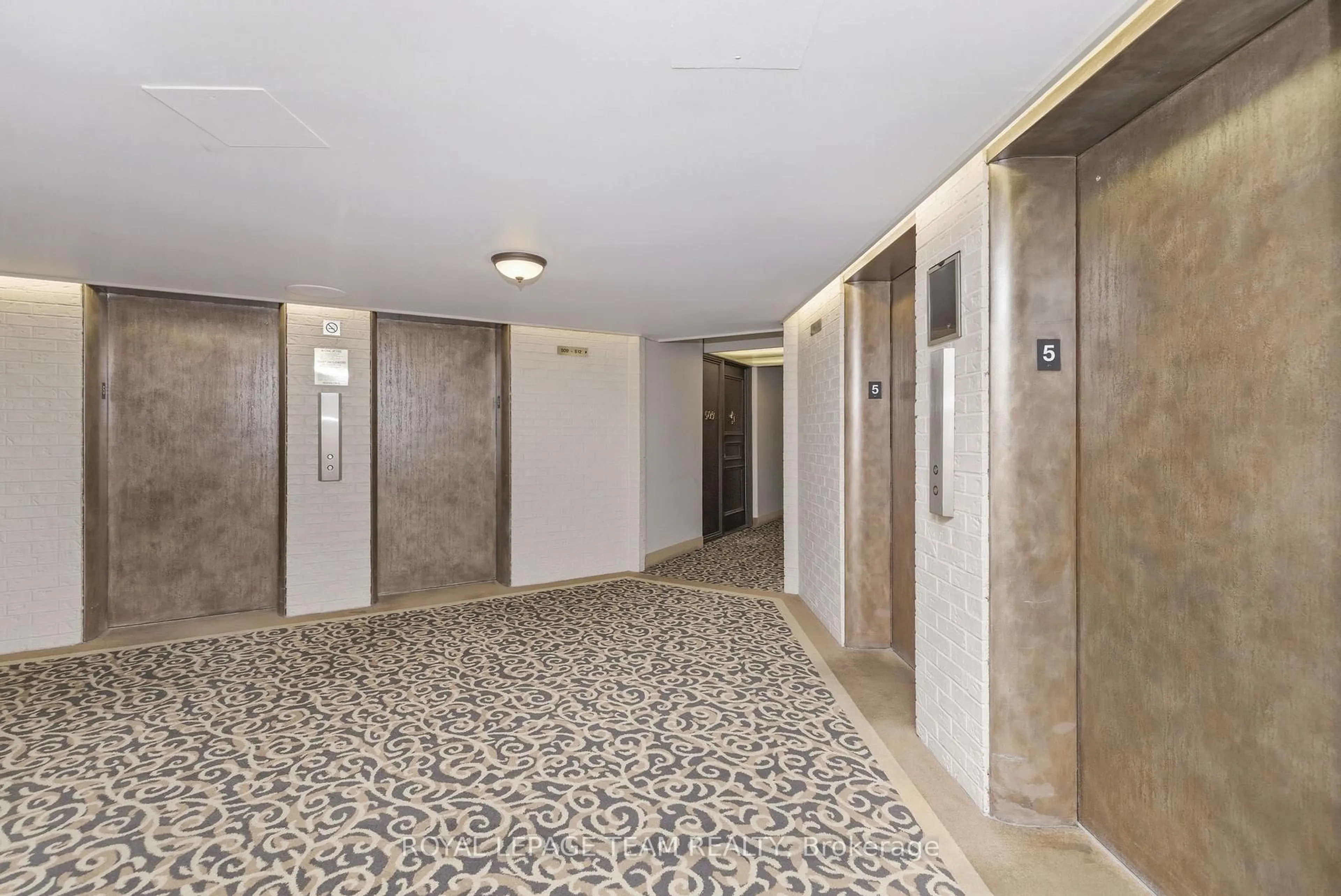 Indoor foyer for 1081 Ambleside Dr #507, Ottawa Ontario K2B 8C8