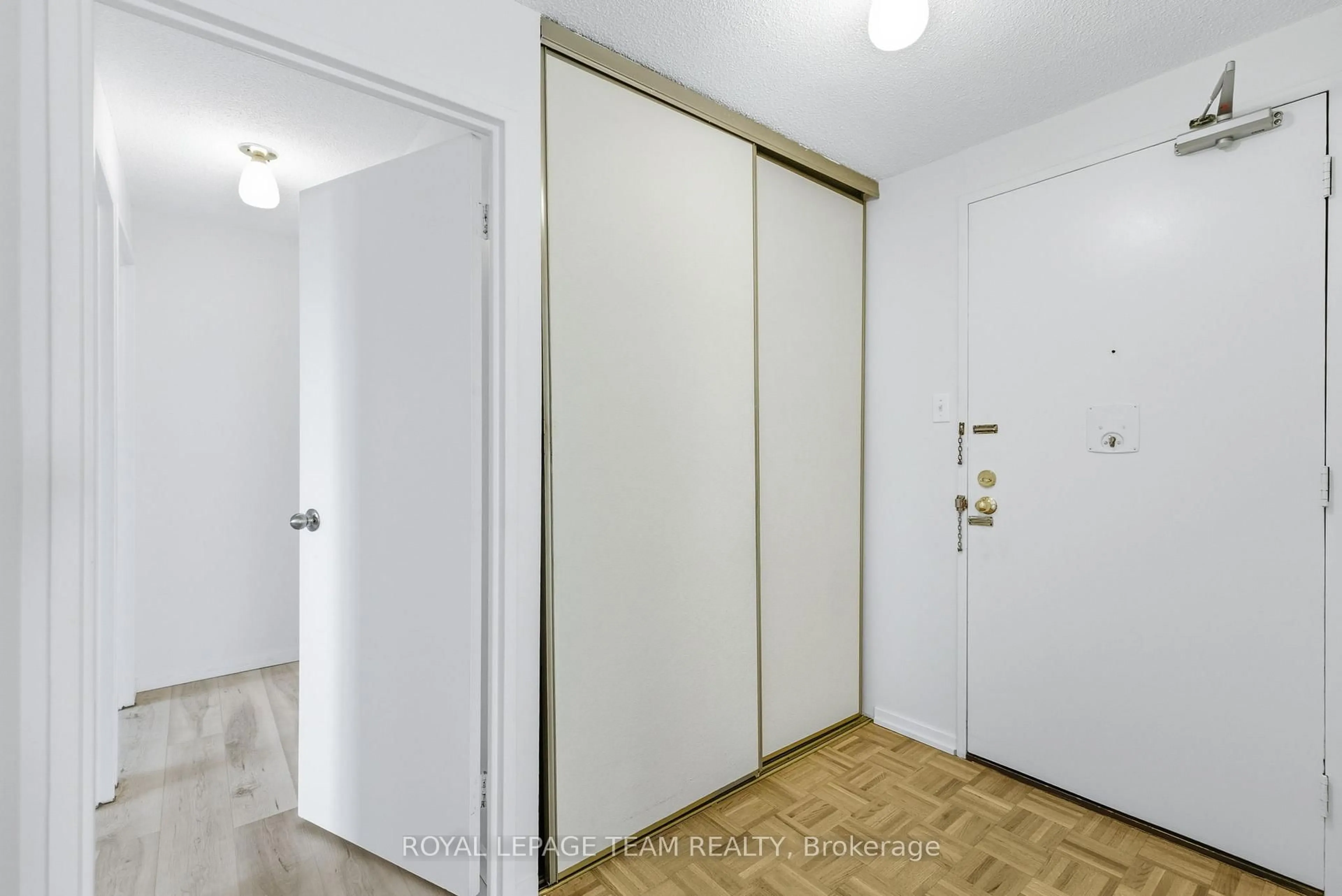 Indoor foyer for 1081 Ambleside Dr #507, Ottawa Ontario K2B 8C8