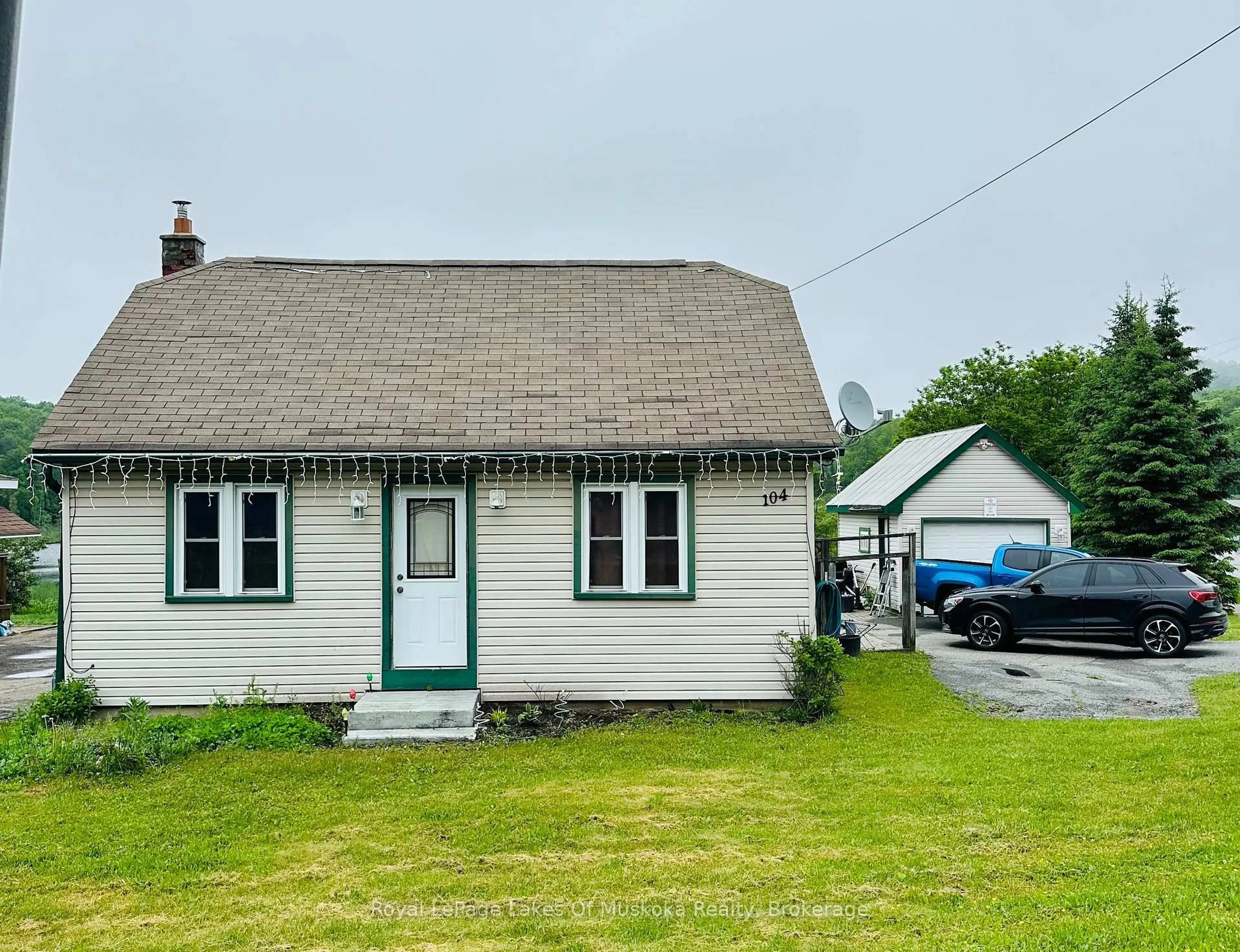 A pic from outside/outdoor area/front of a property/back of a property/a pic from drone, street for 104 Brunel Rd, Huntsville Ontario P1H 1R1