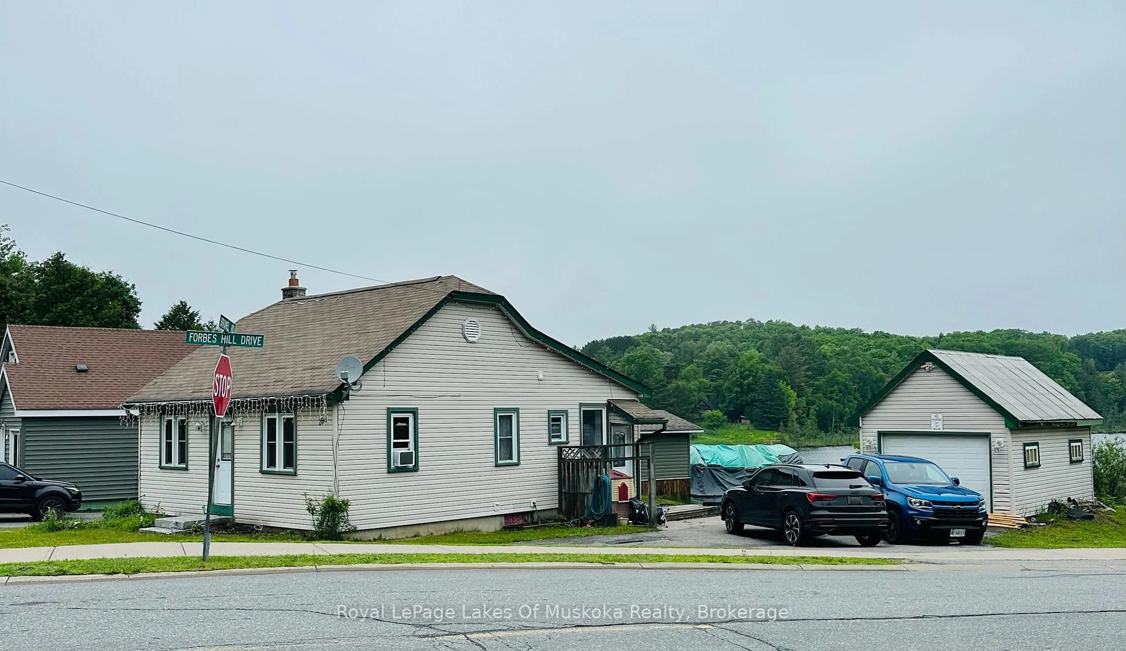 A pic from outside/outdoor area/front of a property/back of a property/a pic from drone, street for 104 Brunel Rd, Huntsville Ontario P1H 1R1
