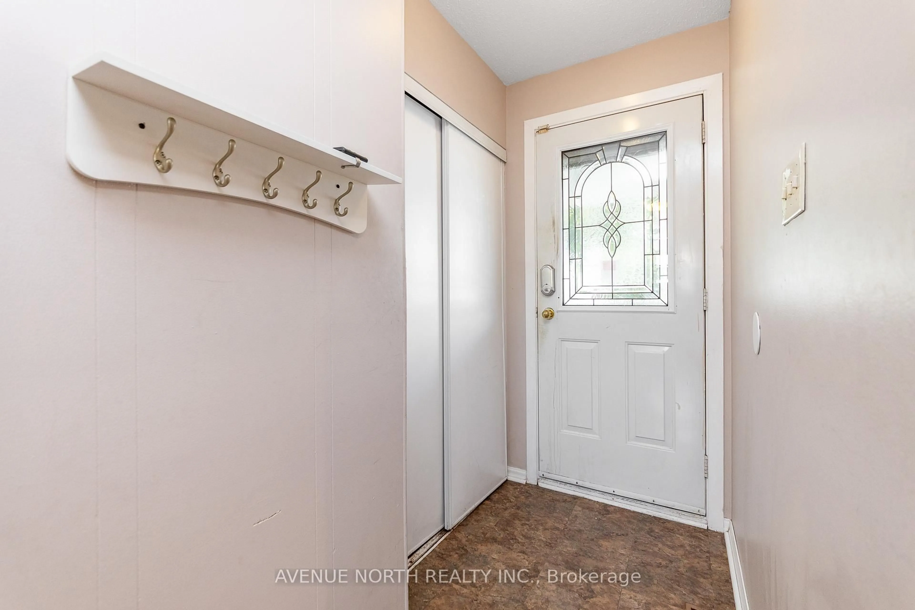 Indoor entryway for 3005 Mccarthy Rd, Ottawa Ontario K1V 8K7
