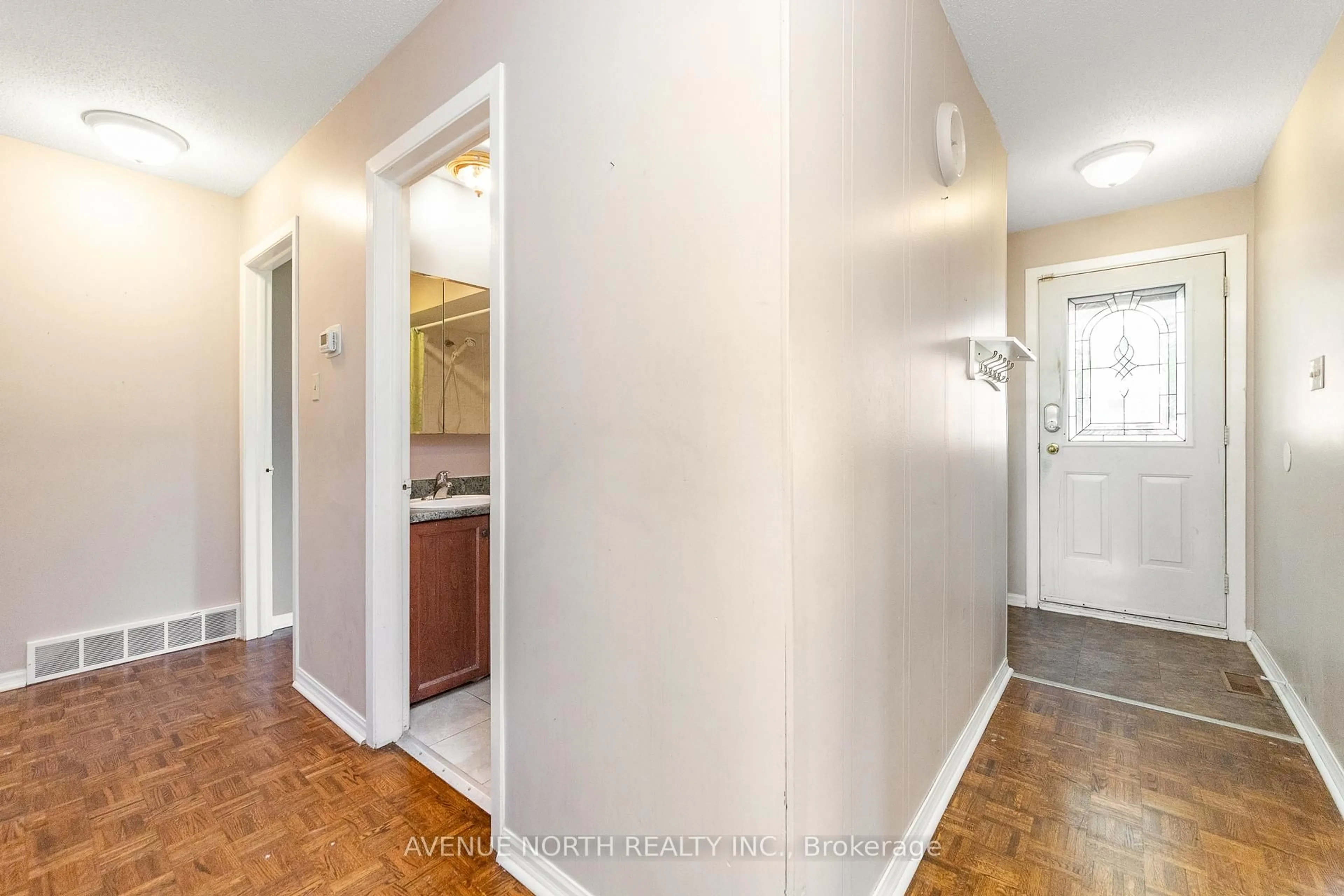 Indoor entryway for 3005 Mccarthy Rd, Ottawa Ontario K1V 8K7