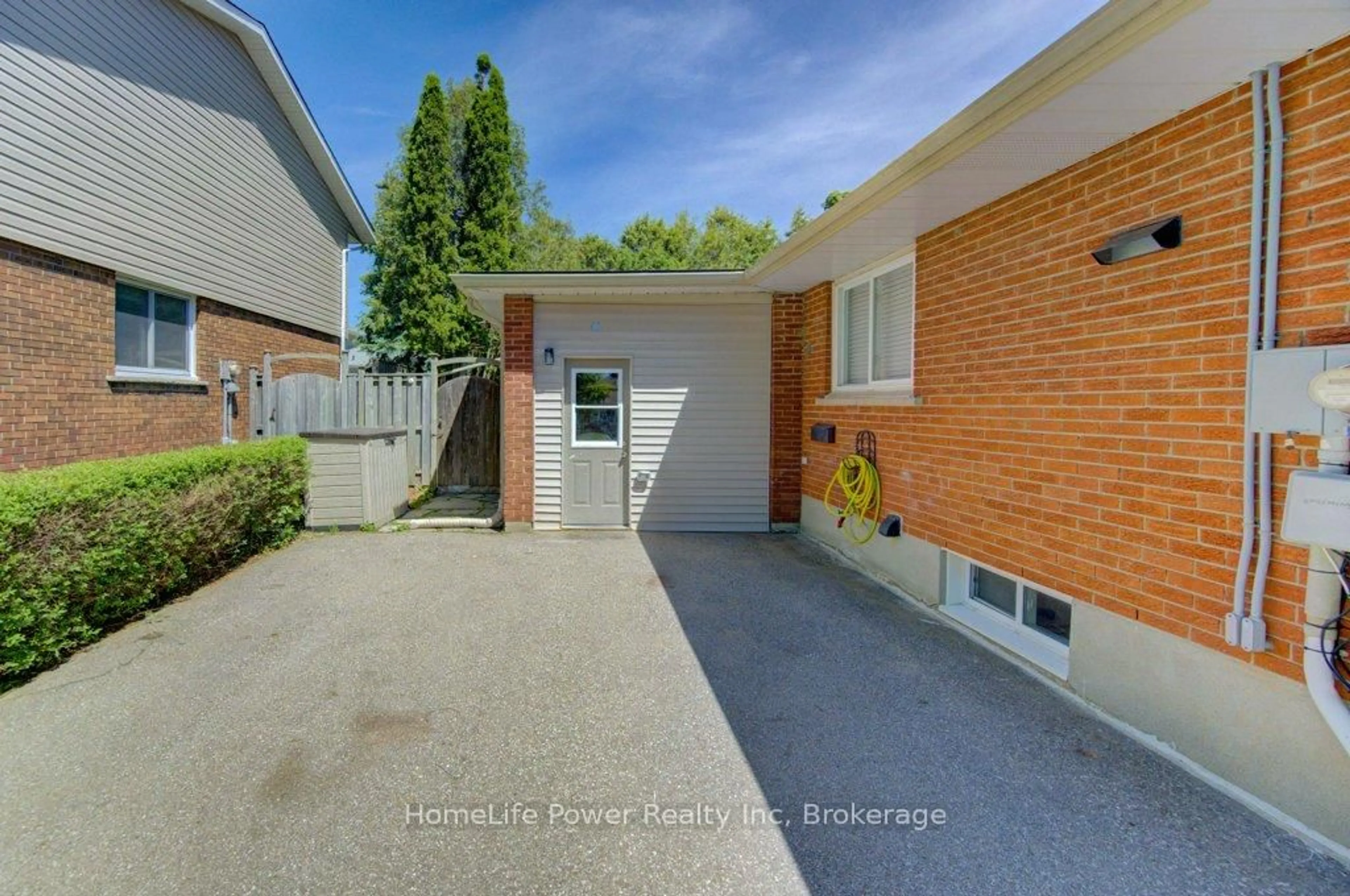 A pic from outside/outdoor area/front of a property/back of a property/a pic from drone, street for 136 Dunsmere Dr, Kitchener Ontario N2E 1V7
