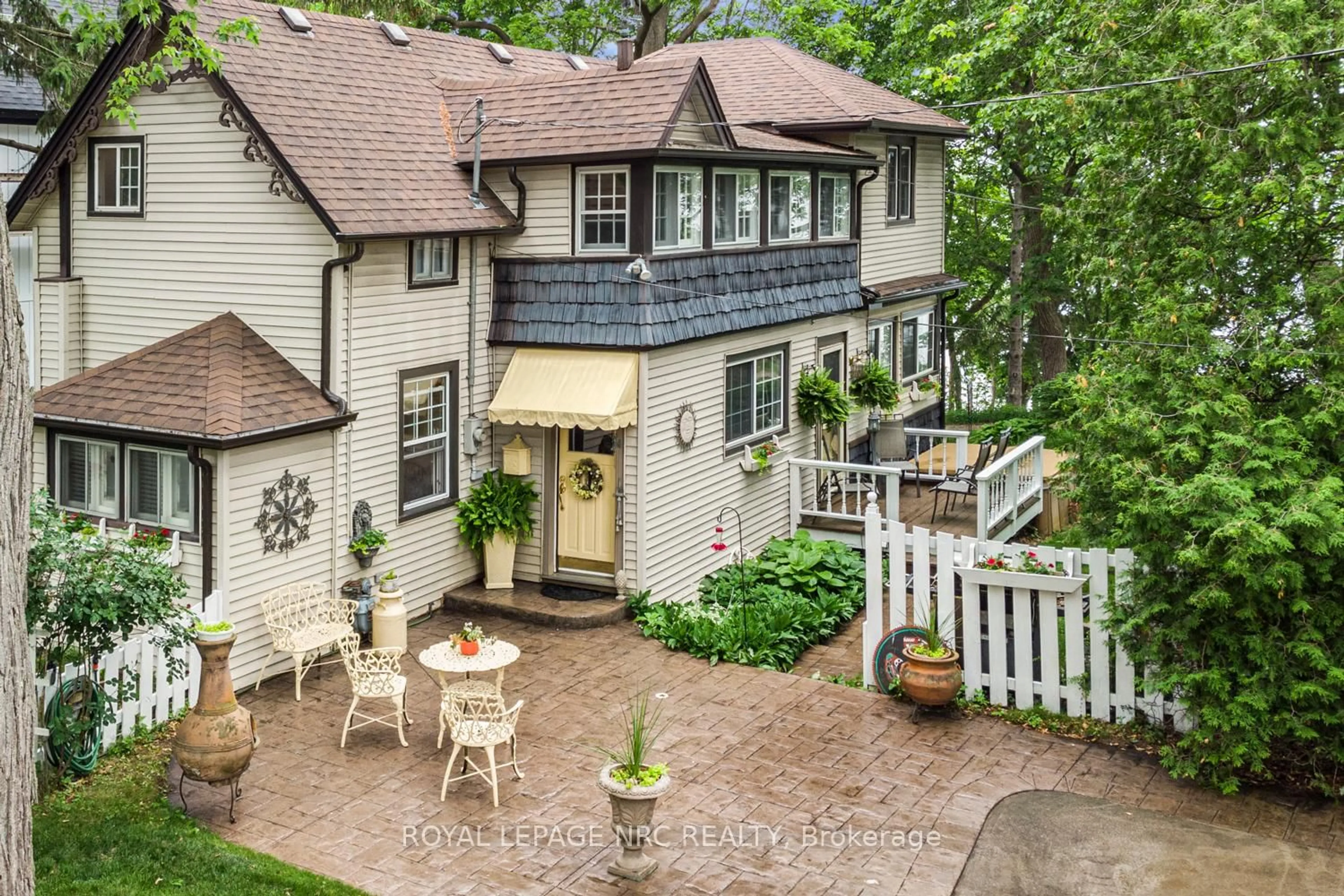 A pic from outside/outdoor area/front of a property/back of a property/a pic from drone, street for 31 Victoria Terr, Grimsby Ontario L3M 2E6