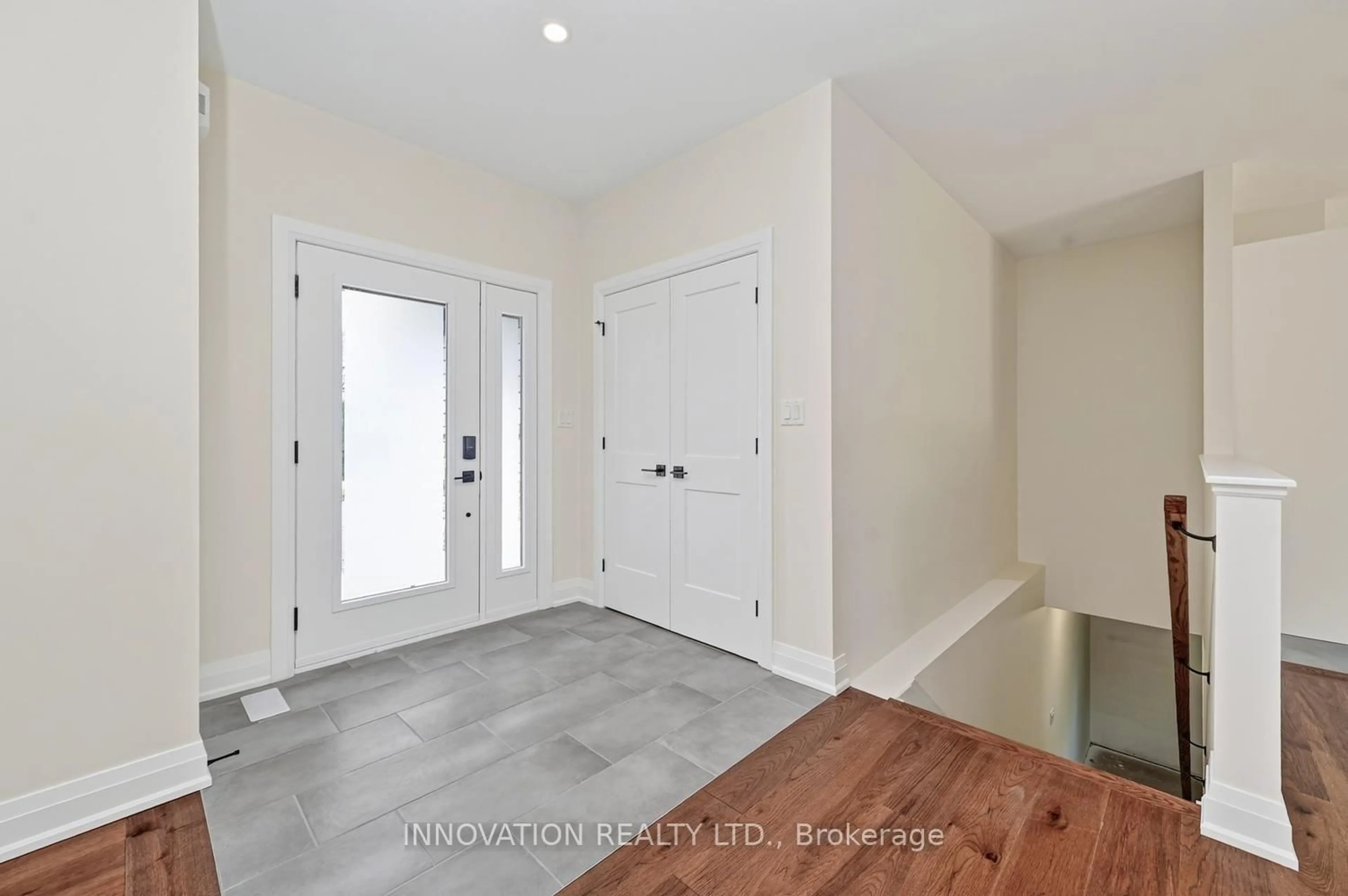 Indoor entryway for 3249 Elizabeth St, Osgoode Ontario K0A 2W0