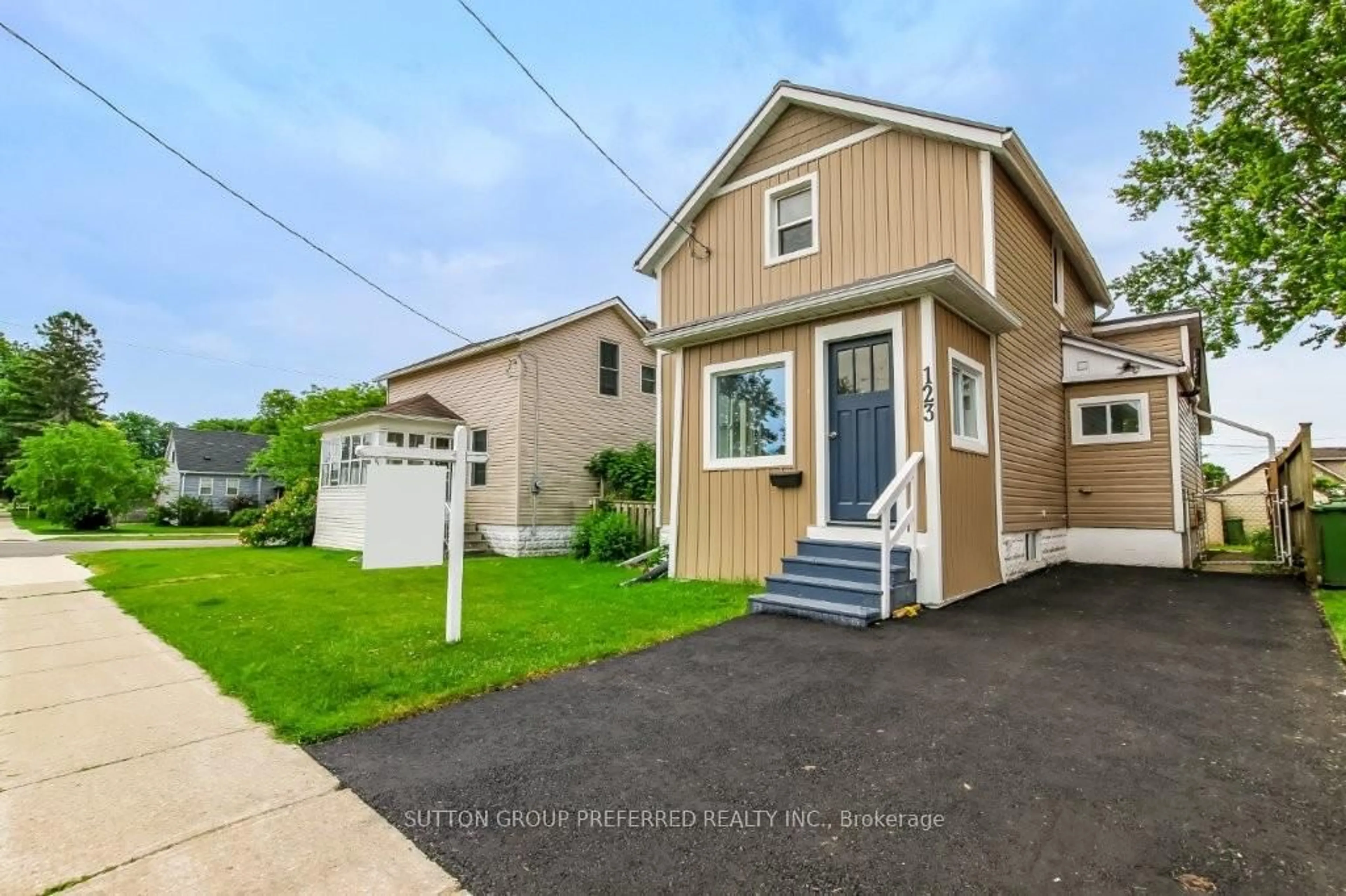 Home with vinyl exterior material, street for 123 ERIE St, St. Thomas Ontario N5R 2N1