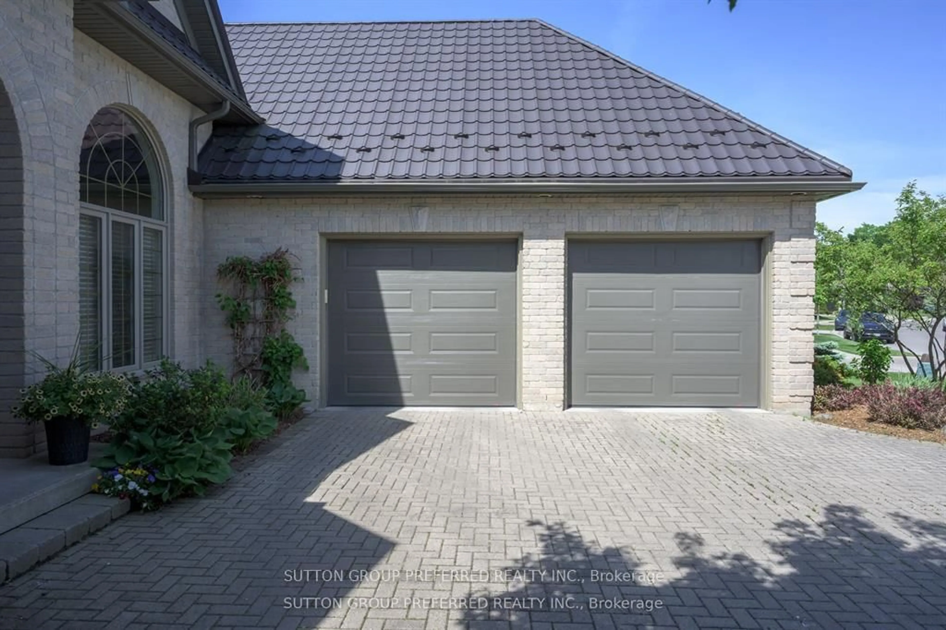 Indoor garage for 561 Plane Tree Dr, London North Ontario N6G 5L6