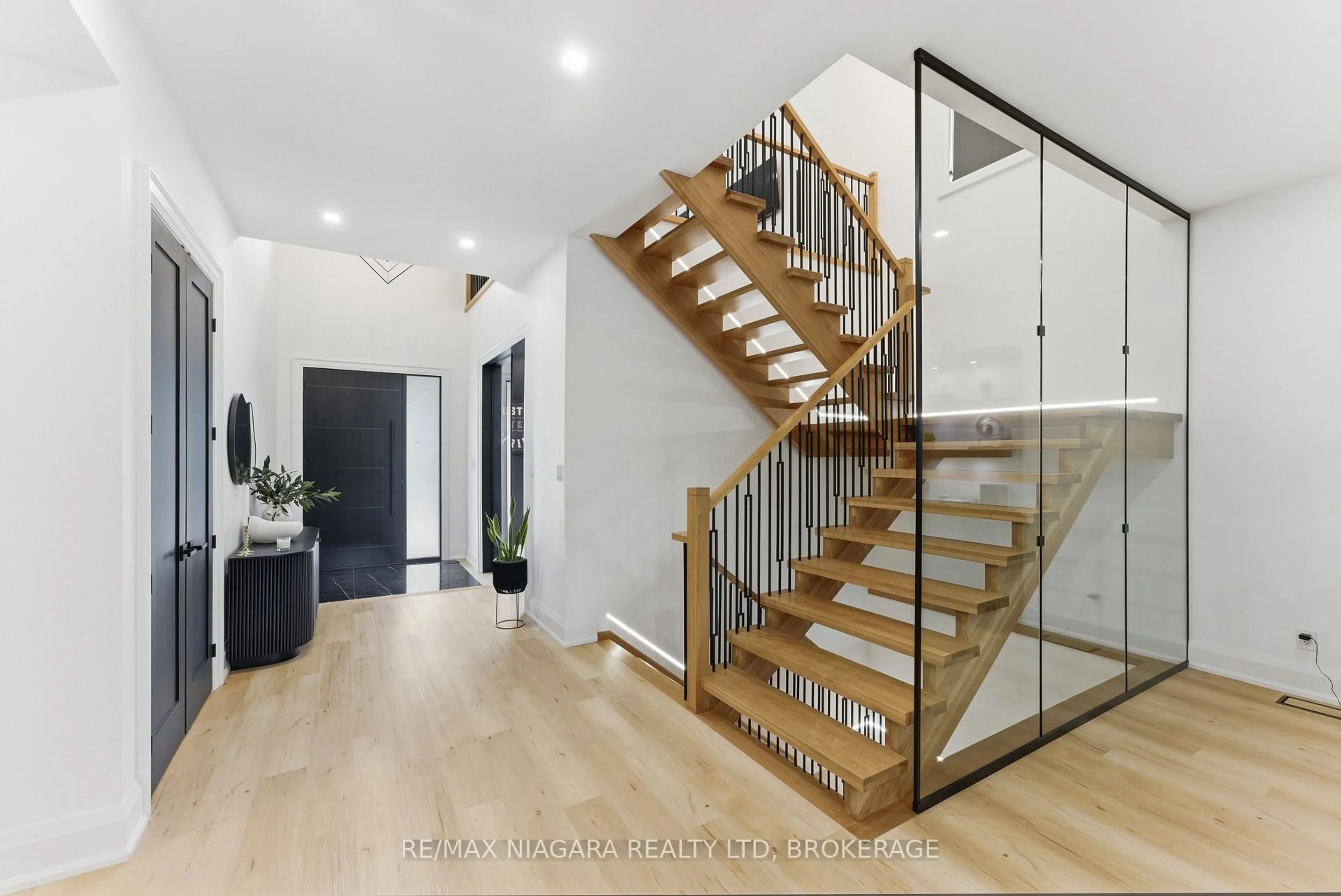 Indoor entryway for 3621 Gunning Dr, Niagara Falls Ontario L2G 6L3