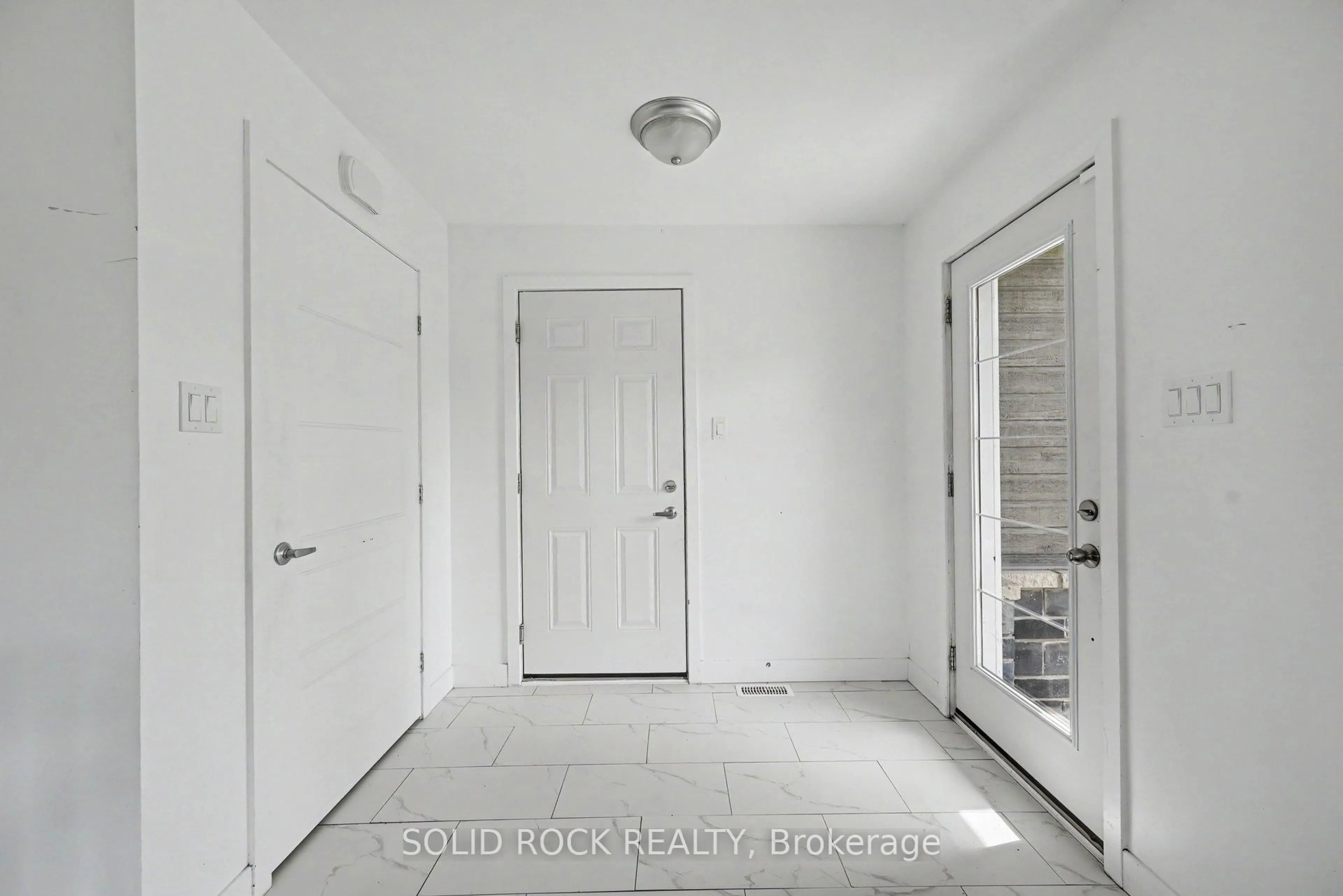Indoor entryway for 830 Portelance Ave, Hawkesbury Ontario K6A 2Z4