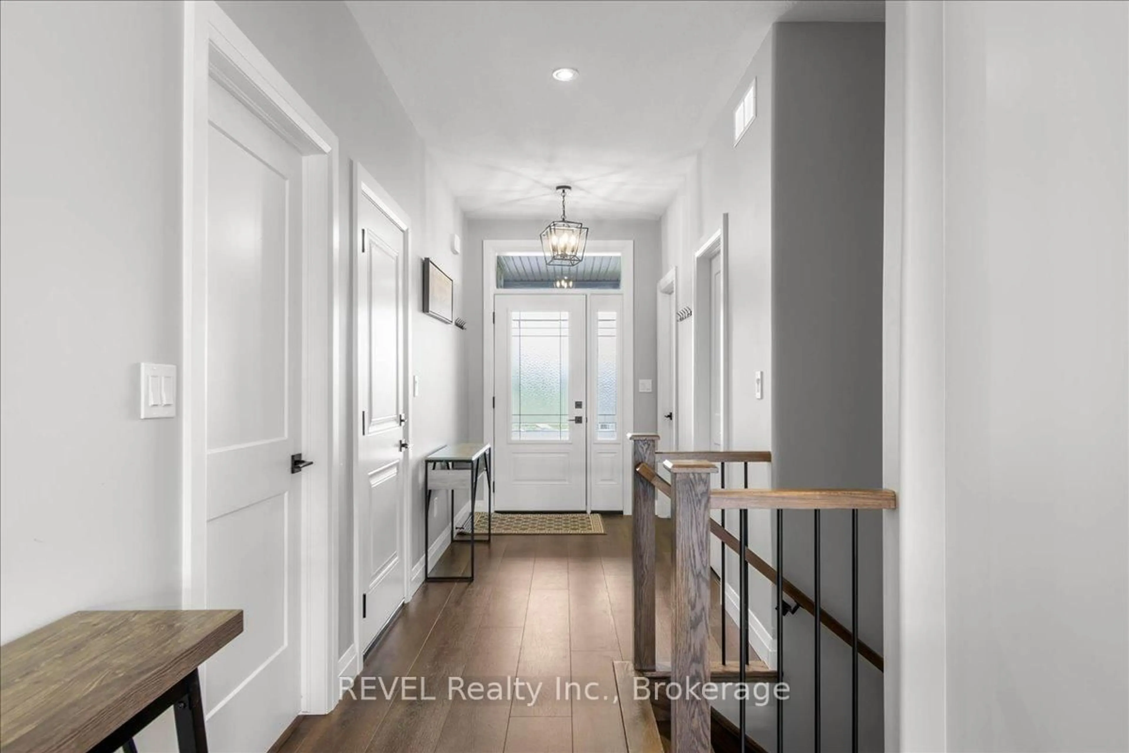 Indoor entryway for 371 Argyle Ave, Norfolk Ontario N4B 0B2