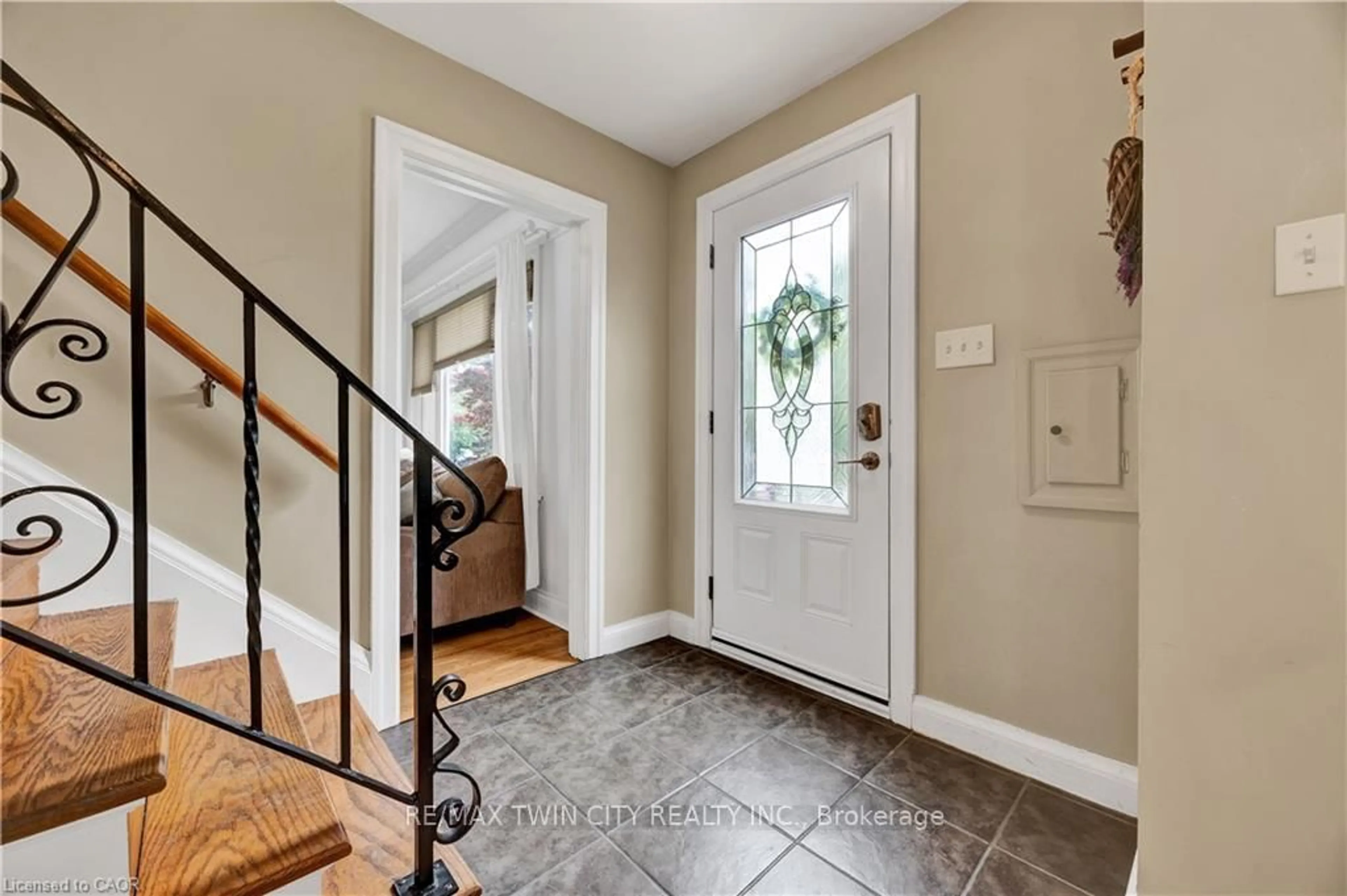 Indoor entryway for 45 Glendale Rd, Kitchener Ontario N2H 2Z7