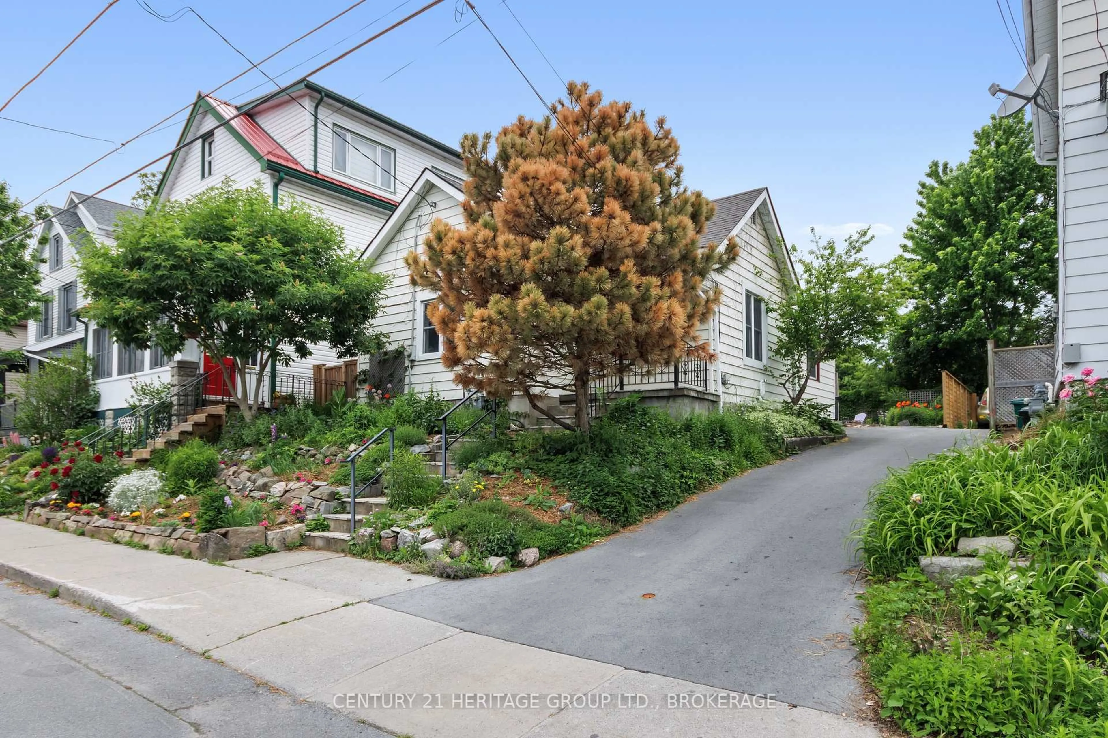 A pic from outside/outdoor area/front of a property/back of a property/a pic from drone, street for 51 Quebec St, Kingston Ontario K7K 1T8