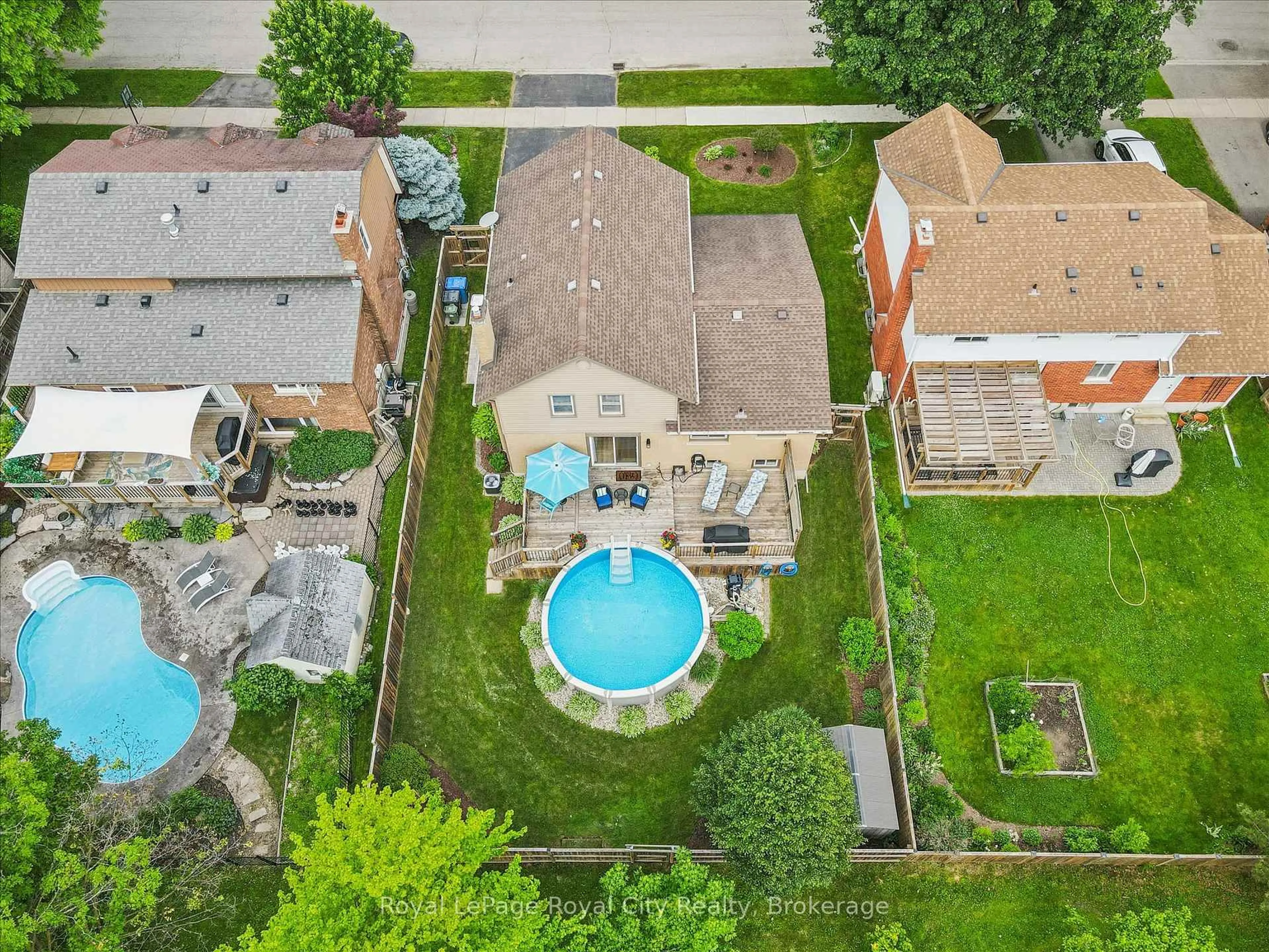A pic from outside/outdoor area/front of a property/back of a property/a pic from drone, street for 38 Shadybrook Cres, Guelph Ontario N1G 3G5