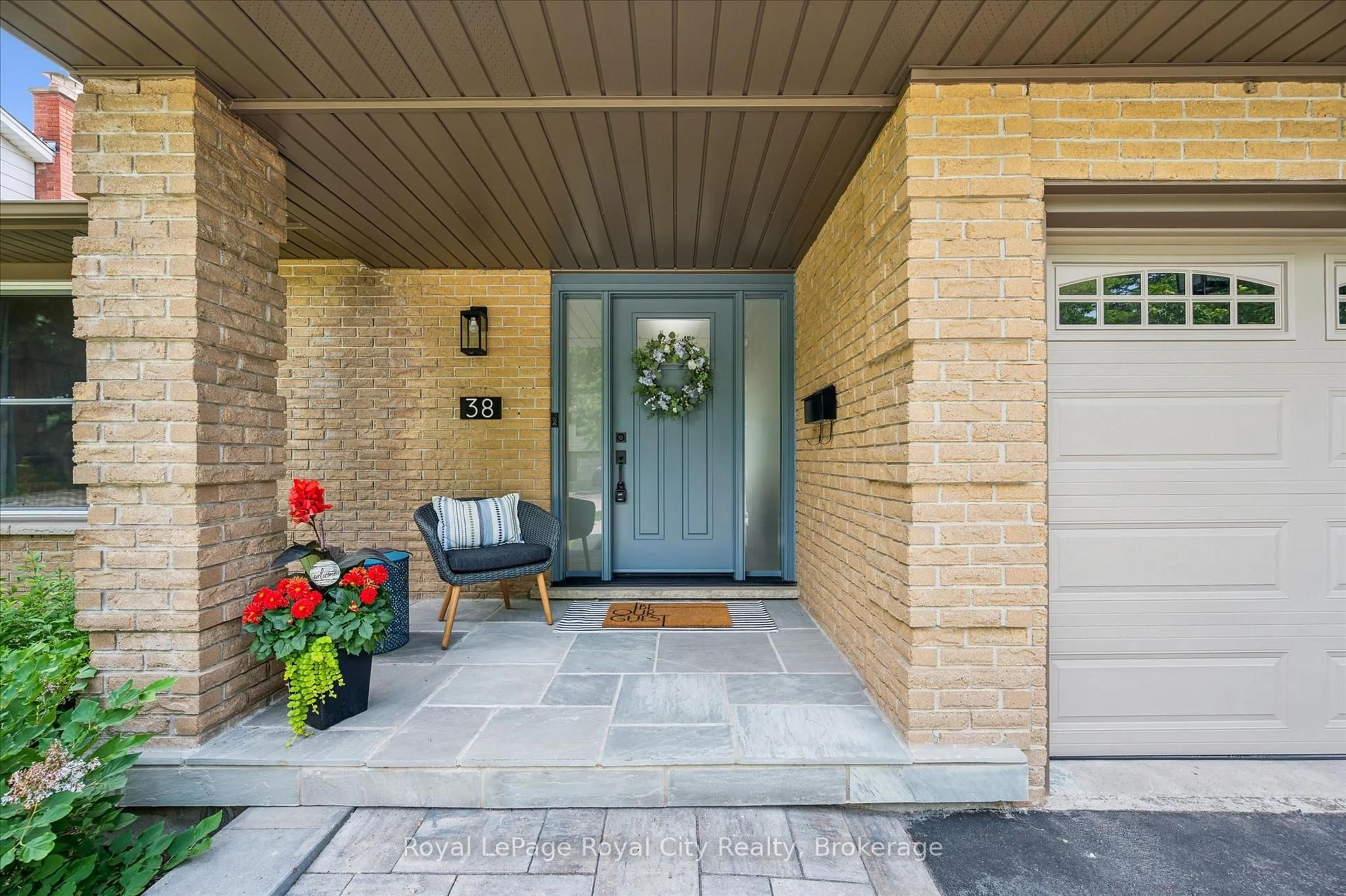 Indoor entryway for 38 Shadybrook Cres, Guelph Ontario N1G 3G5