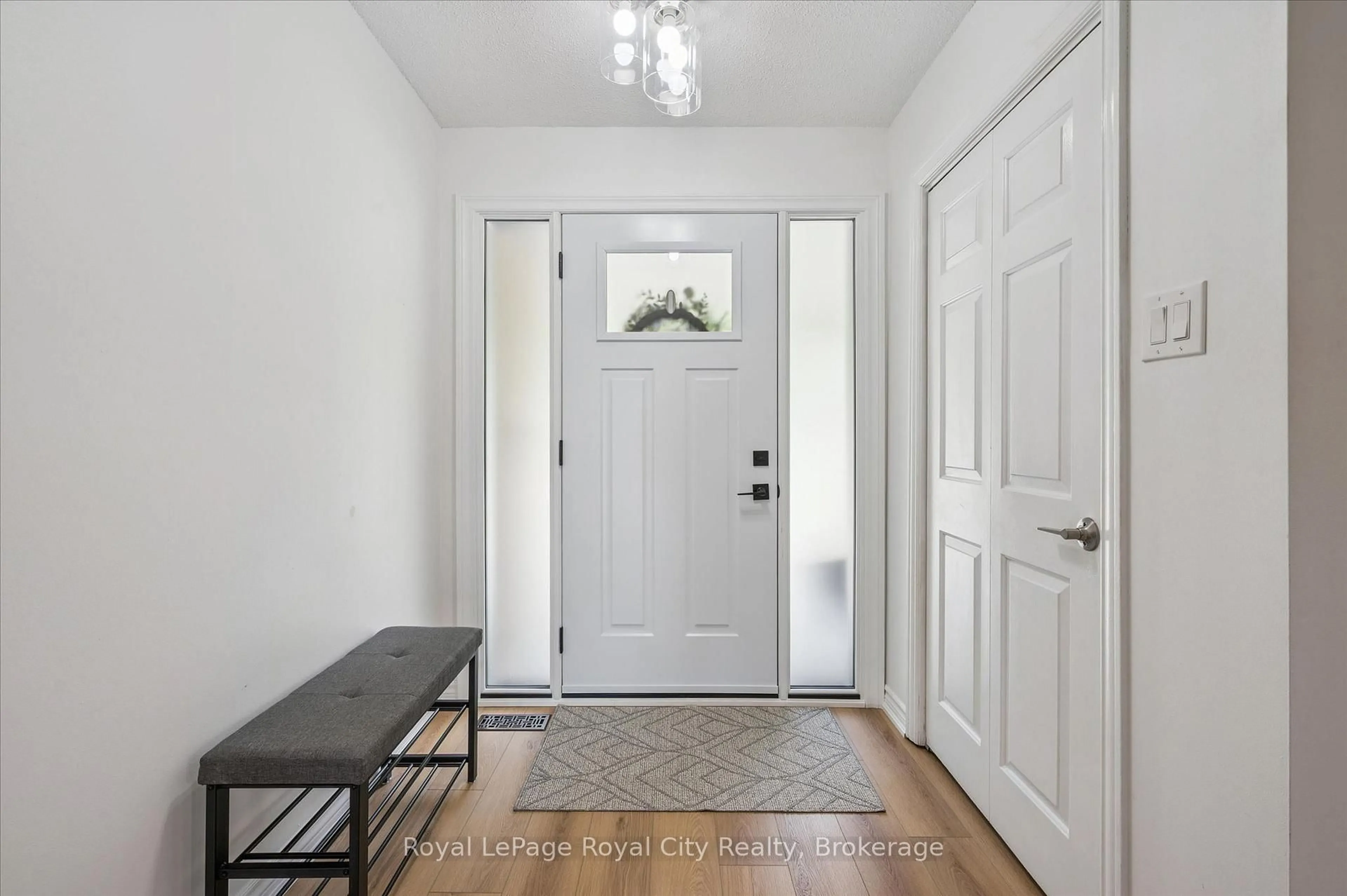Indoor entryway for 38 Shadybrook Cres, Guelph Ontario N1G 3G5