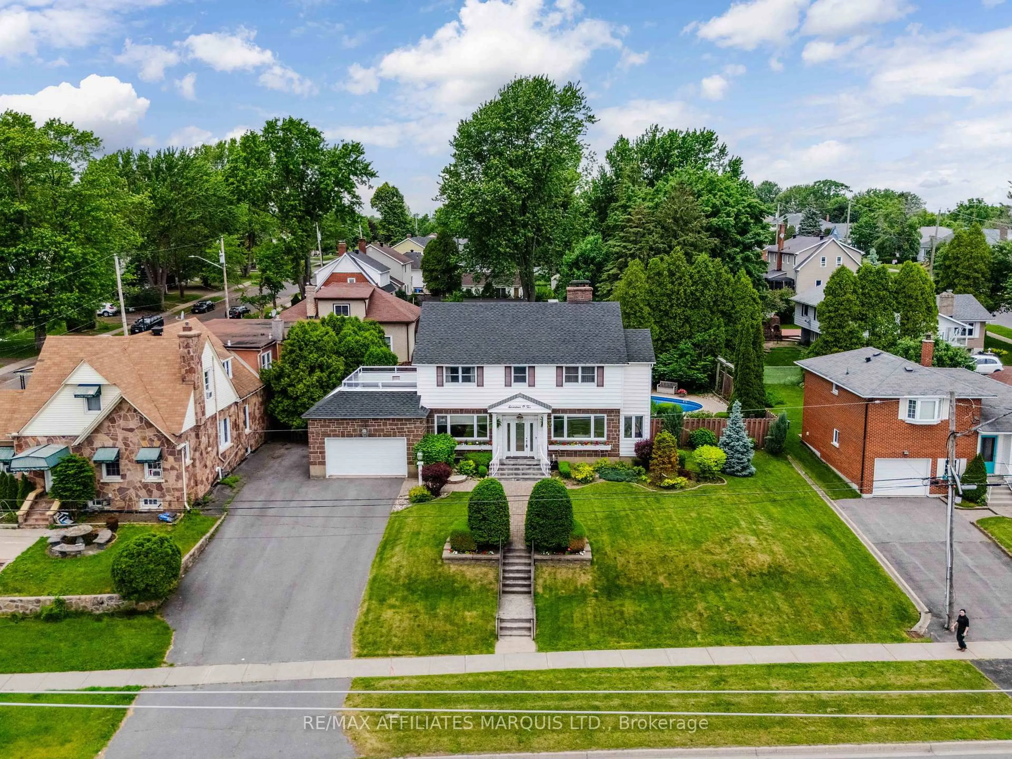 A pic from outside/outdoor area/front of a property/back of a property/a pic from drone, street for 1702 Montreal Rd, Cornwall Ontario K6H 1G1