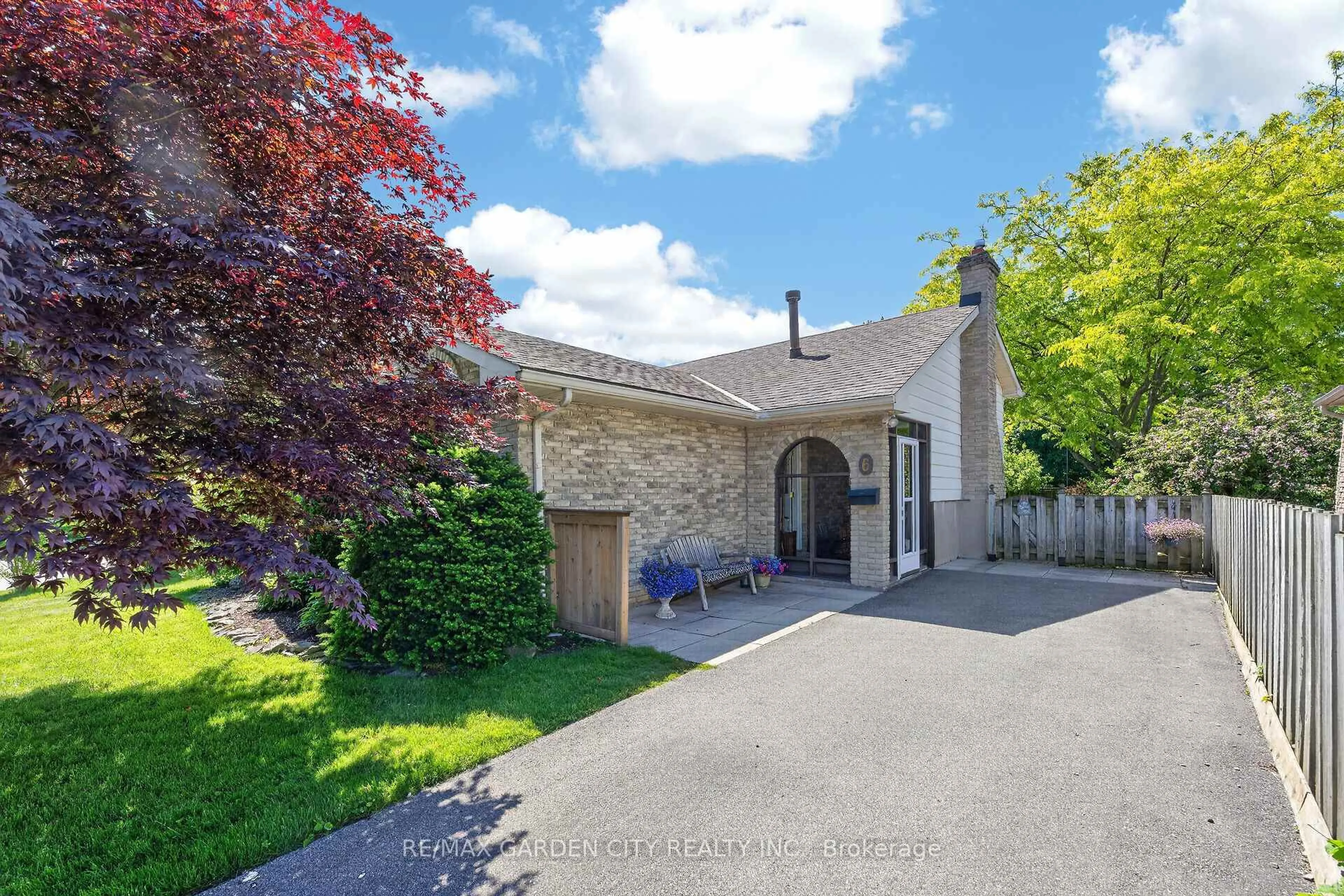 A pic from outside/outdoor area/front of a property/back of a property/a pic from drone, street for 6 BARBARA Pl, St. Catharines Ontario L2N 6H8