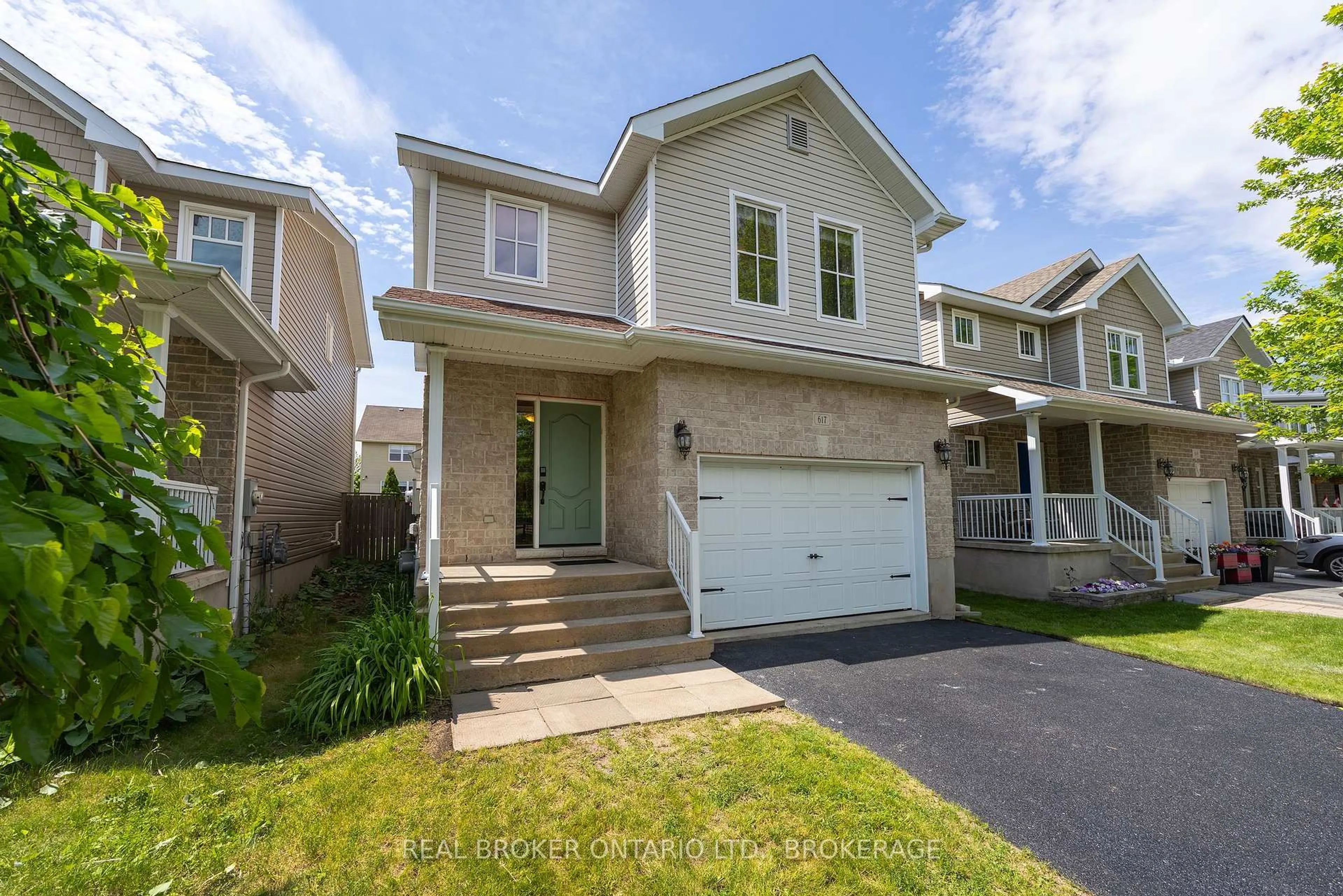 Home with vinyl exterior material, street for 617 Walters St, Kingston Ontario K7K 0B6