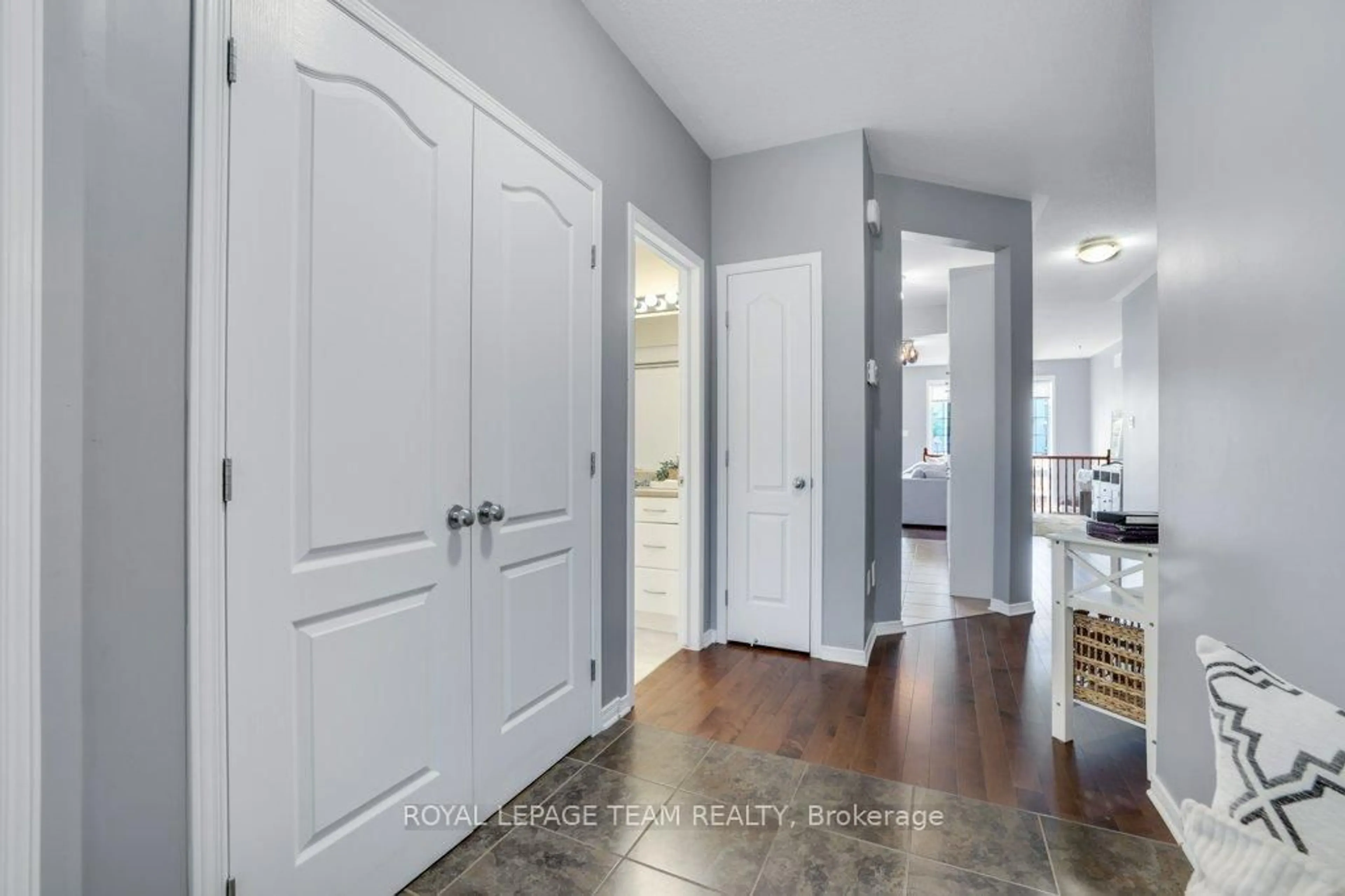 Indoor entryway for 556 Dalewood Cres, Ottawa Ontario K2S 0L3