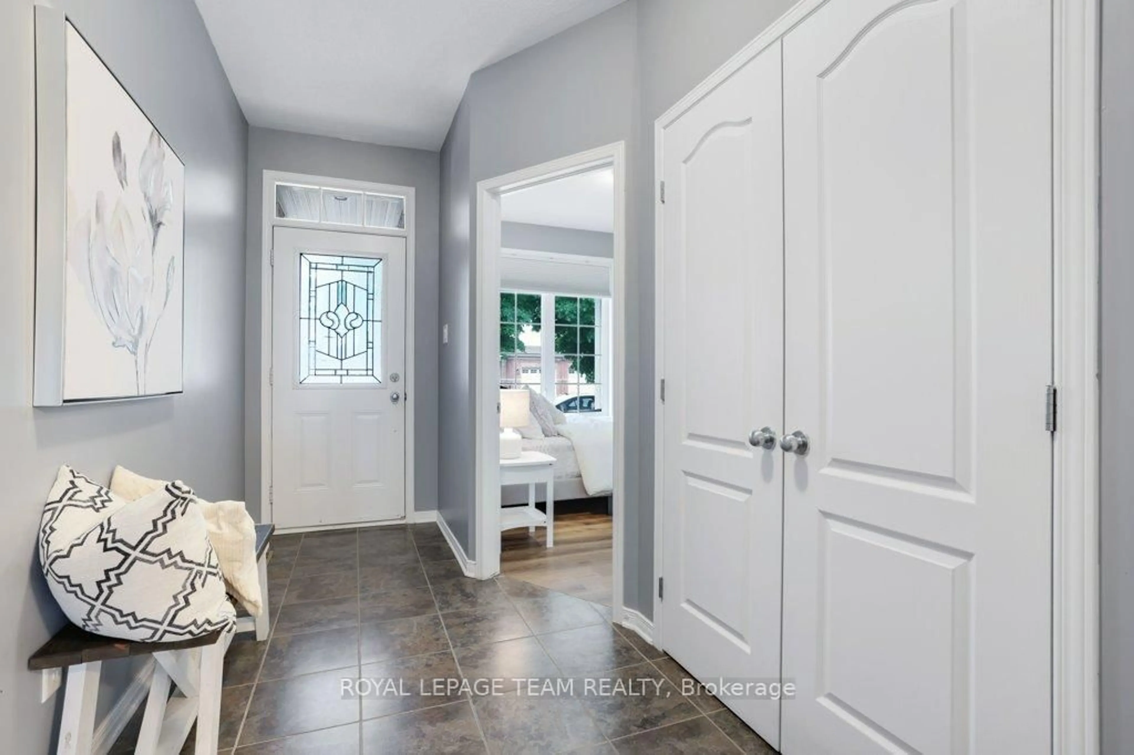 Indoor entryway for 556 Dalewood Cres, Ottawa Ontario K2S 0L3