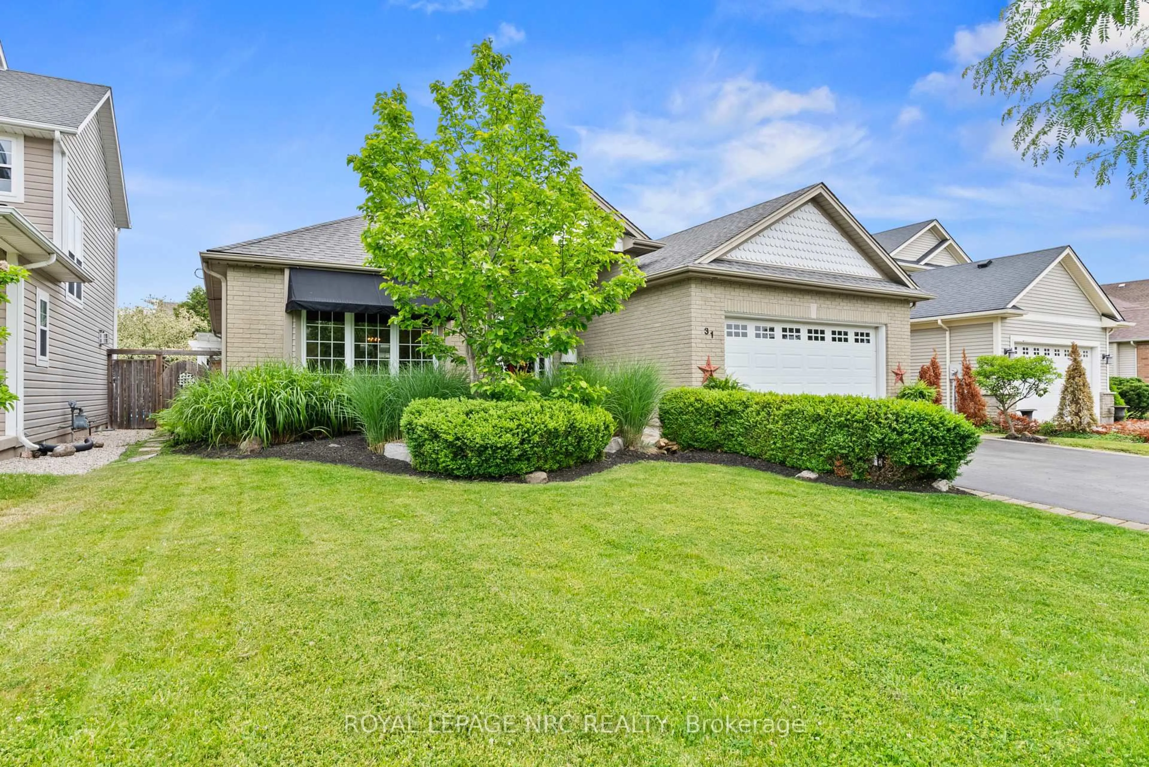 Home with vinyl exterior material, street for 31 ANNMARIE Dr, Niagara-on-the-Lake Ontario L0S 1T0