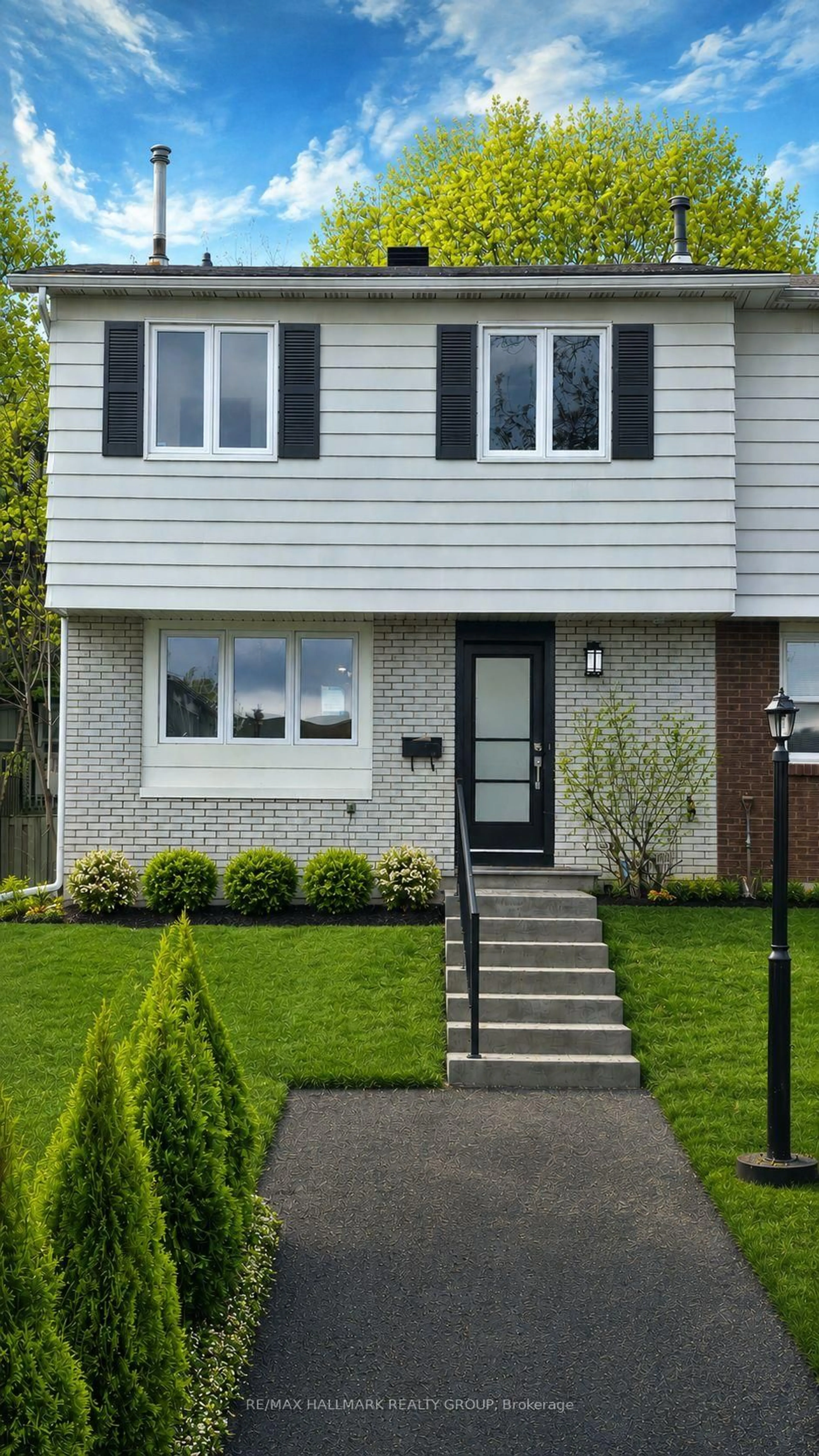 Home with vinyl exterior material, street for 660 Hochelaga St #22, Ottawa Ontario K1K 2E9