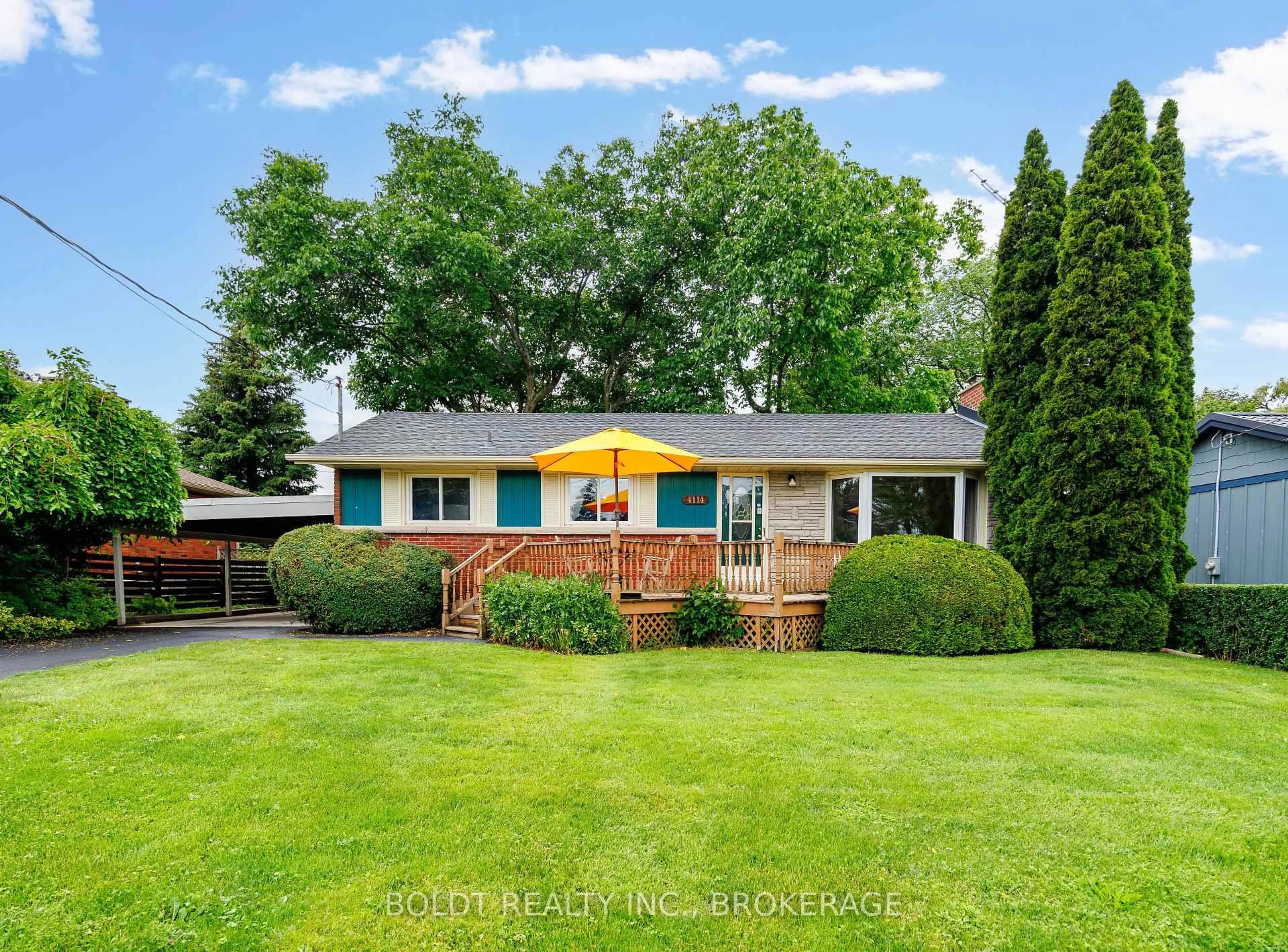 A pic from outside/outdoor area/front of a property/back of a property/a pic from drone, water/lake/river/ocean view for 4114 Barry Dr, Lincoln Ontario L3J 0L3