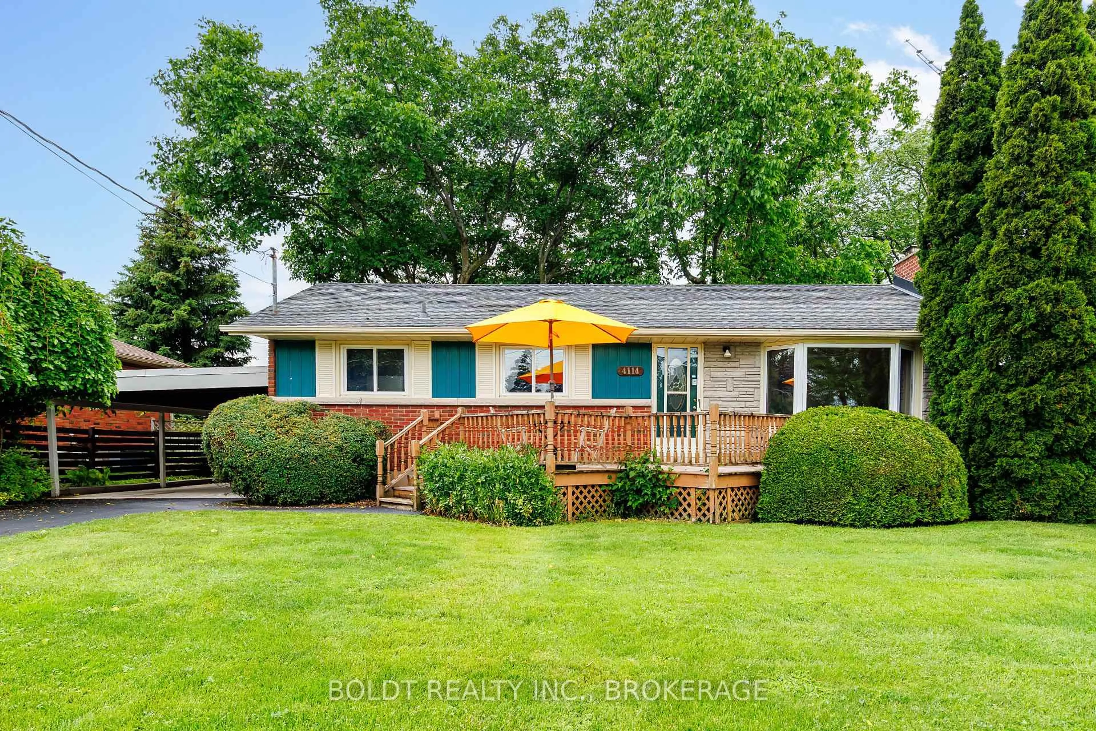 Home with vinyl exterior material, street for 4114 Barry Dr, Lincoln Ontario L3J 0L3