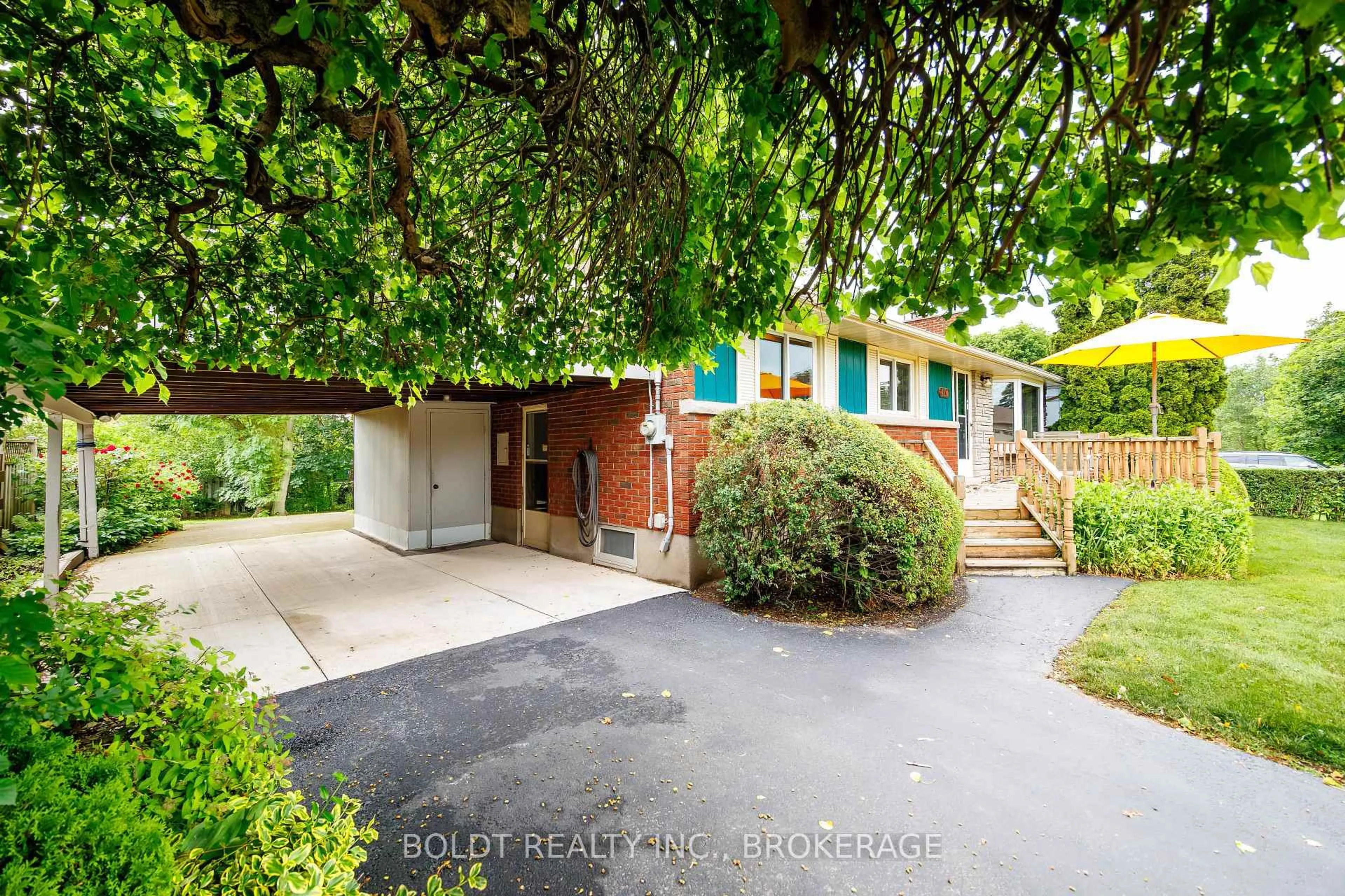 A pic from outside/outdoor area/front of a property/back of a property/a pic from drone, unknown for 4114 Barry Dr, Lincoln Ontario L3J 0L3