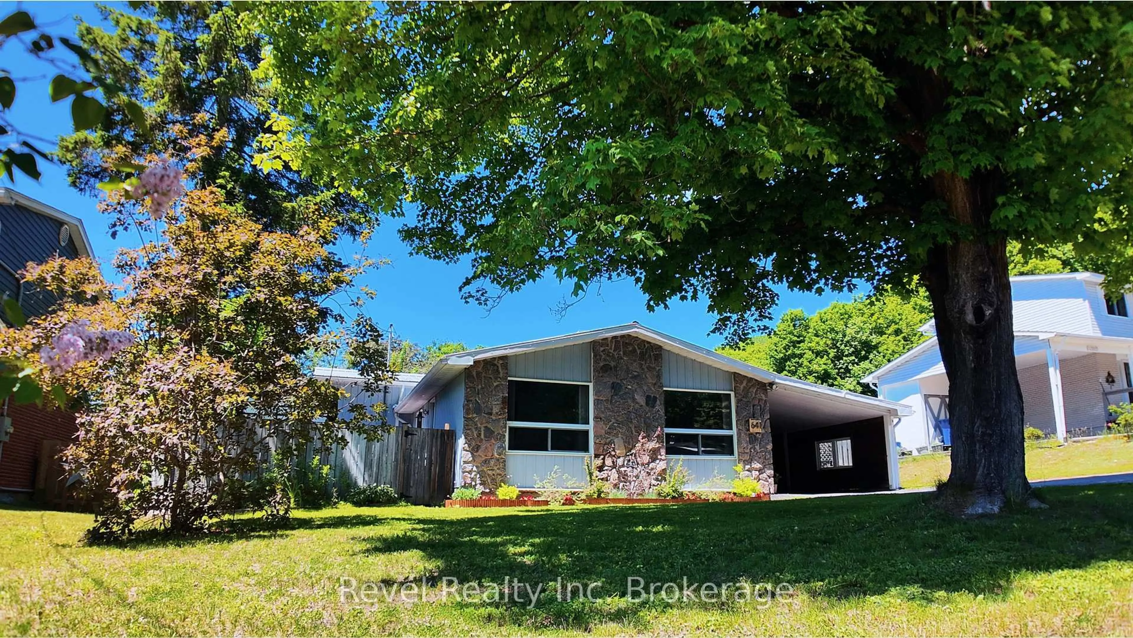 A pic from outside/outdoor area/front of a property/back of a property/a pic from drone, unknown for 641 Ursula St, North Bay Ontario P1B 5L3