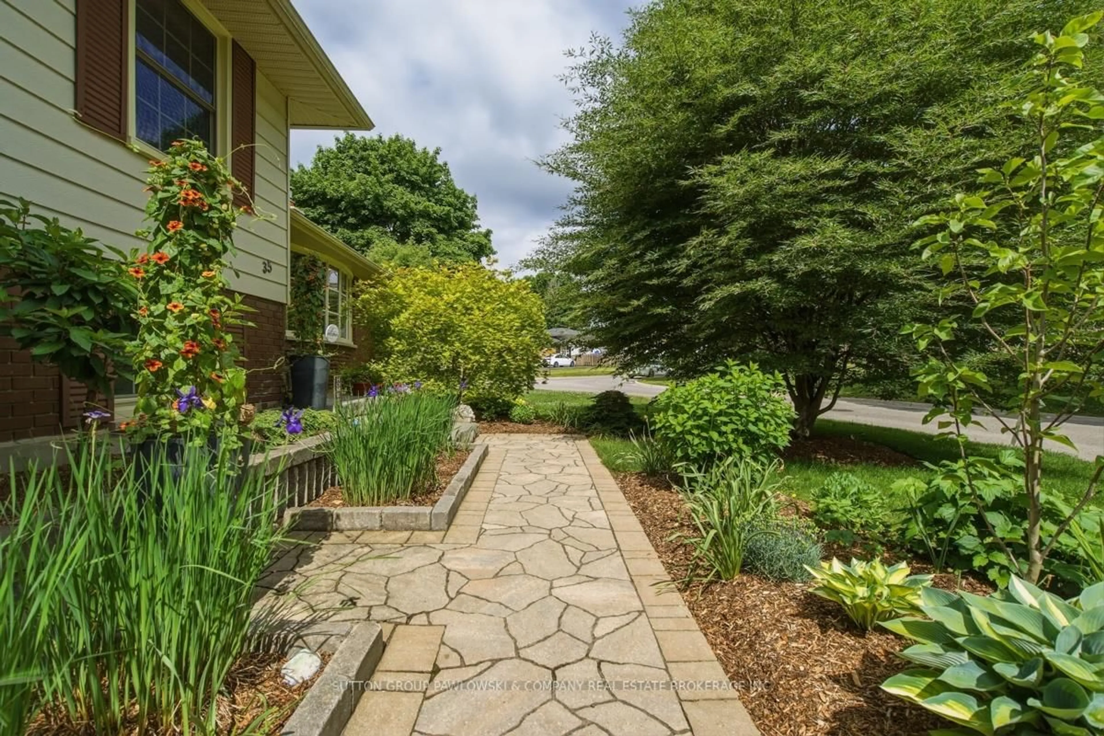 Patio, street for 35 Key Hill Rd, London North Ontario N6G 2G2