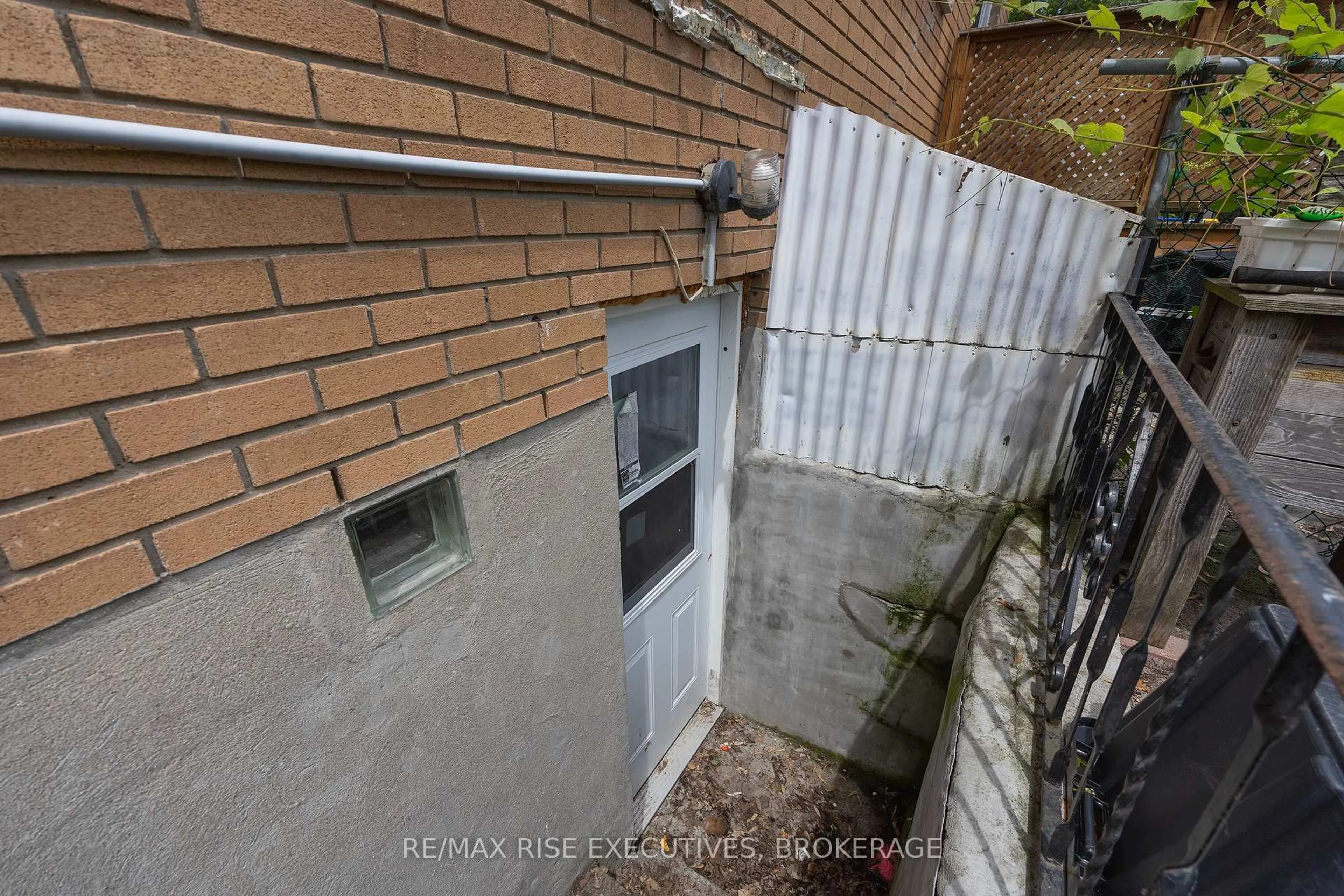 A pic from outside/outdoor area/front of a property/back of a property/a pic from drone, street for 137 Ford St, Kingston Ontario K7K 4Z7