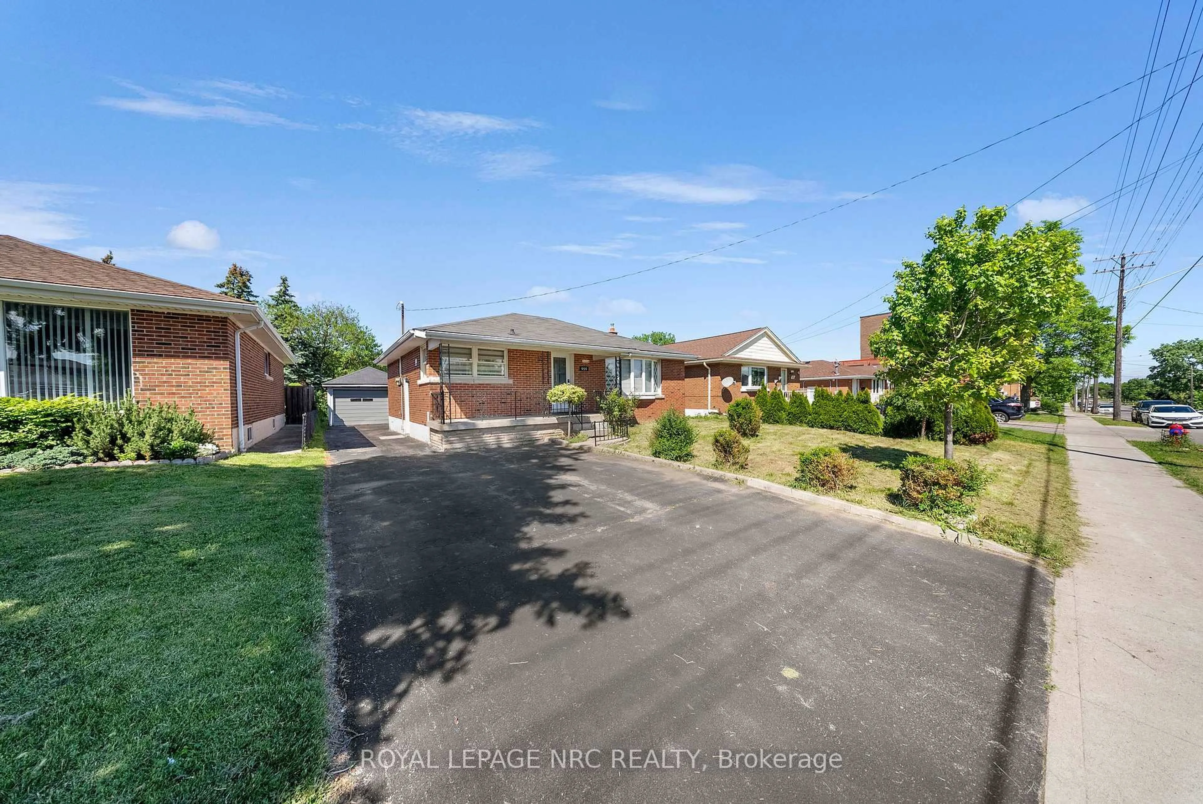 A pic from outside/outdoor area/front of a property/back of a property/a pic from drone, street for 959 Mohawk Rd, Hamilton Ontario L8T 2R9